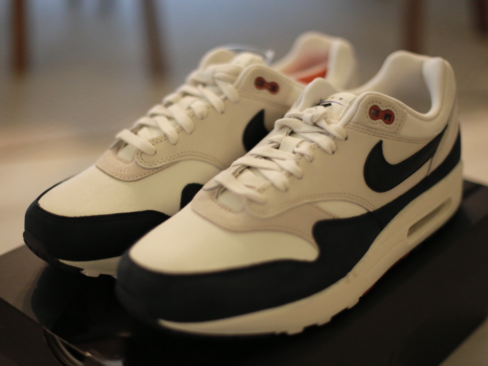 (W) Nike Air Max 1 Obsidian and Light Orewood Brown 착용 스타일 - 2