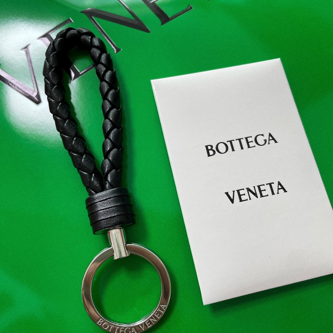 Bottega Veneta Leather Keyring Black 착용 스타일