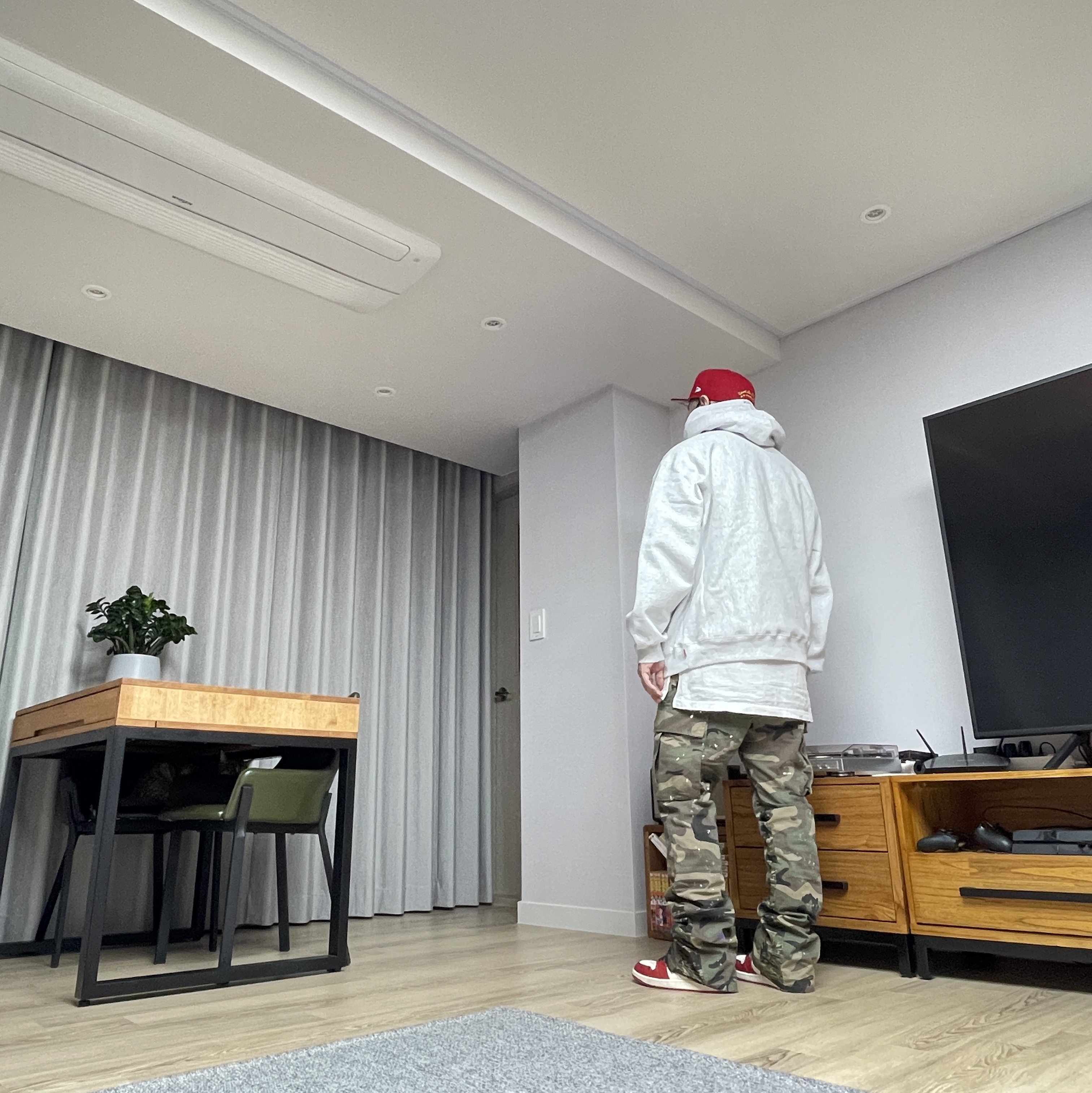 Supreme Box Logo Hooded Sweatshirt Ash Grey - 23FW, Supreme Undisputed Box Logo New Era Red - 21FW 착용 스타일 - 1