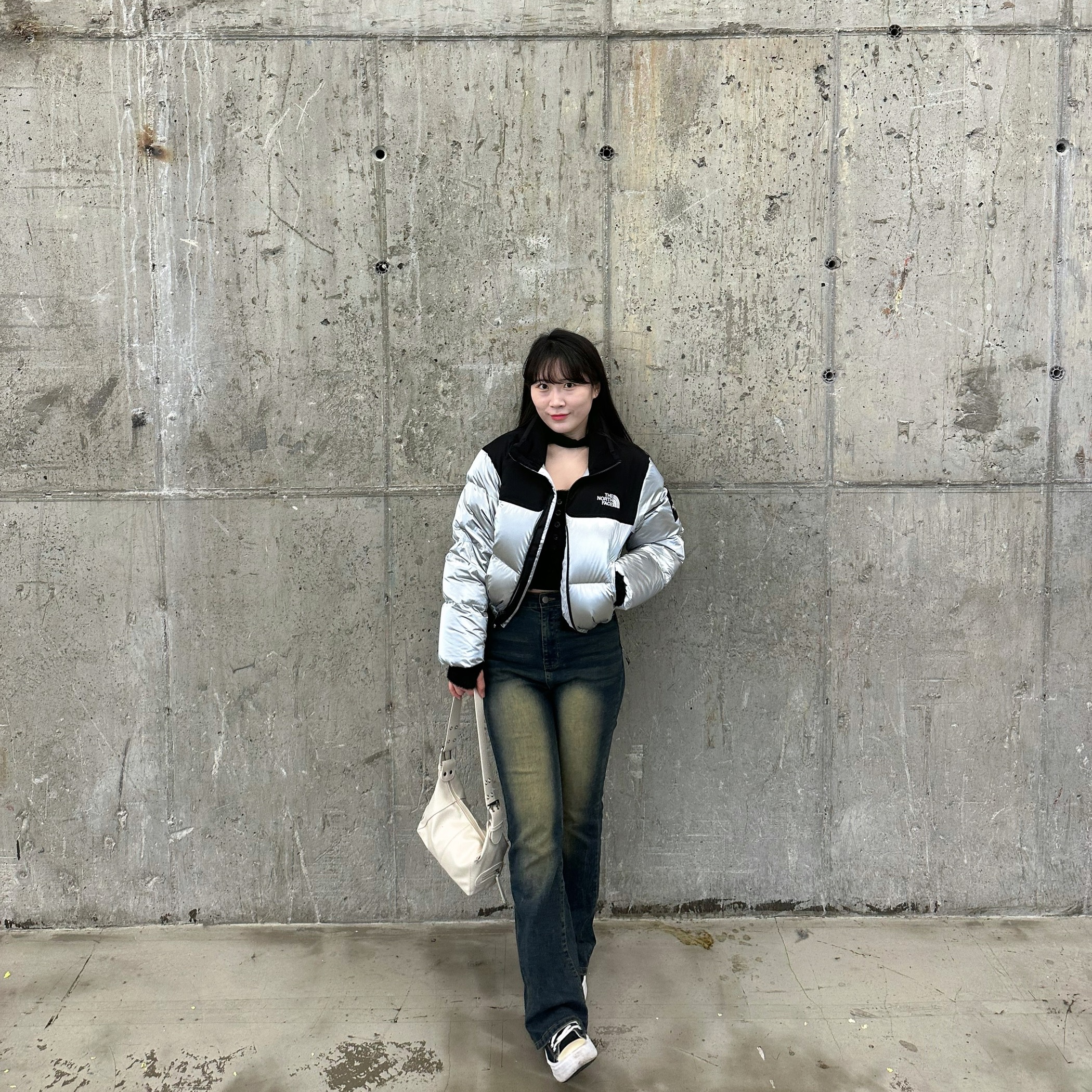 (W) Converse Chuck Taylor All Star Move High Black, (W) The North Face White Label Novelty Nuptse Down Jacket SE Silver 착용 스타일 - 4