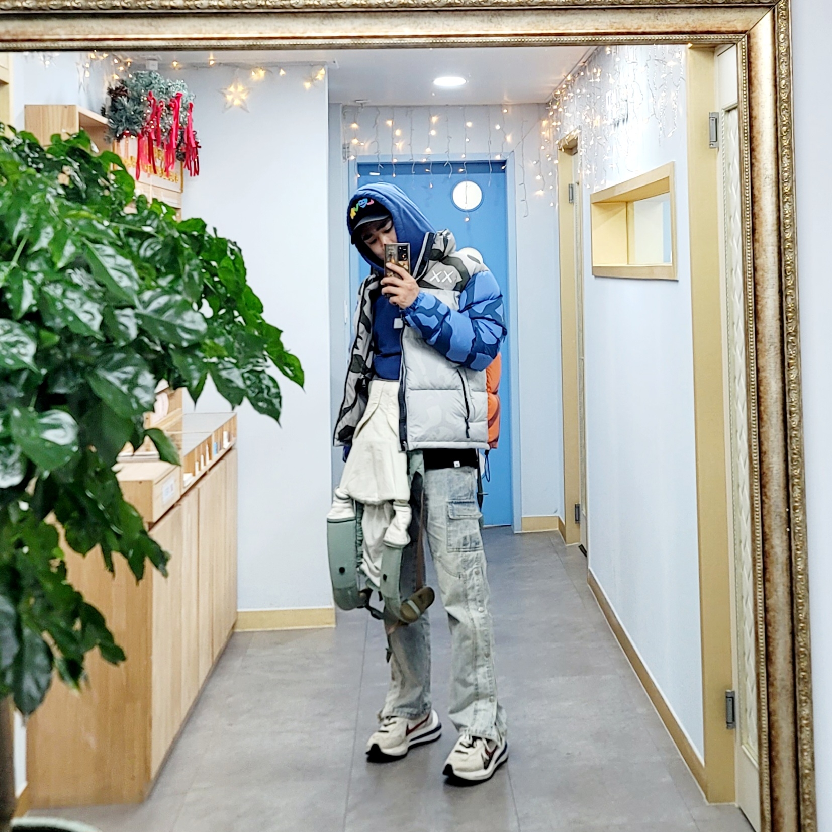 The North Face x Kaws 1996 Nuptse Jacket Moonlight Ivory, Nike x Sacai VaporWaffle Royal Fuchsia 착용 스타일 - 1