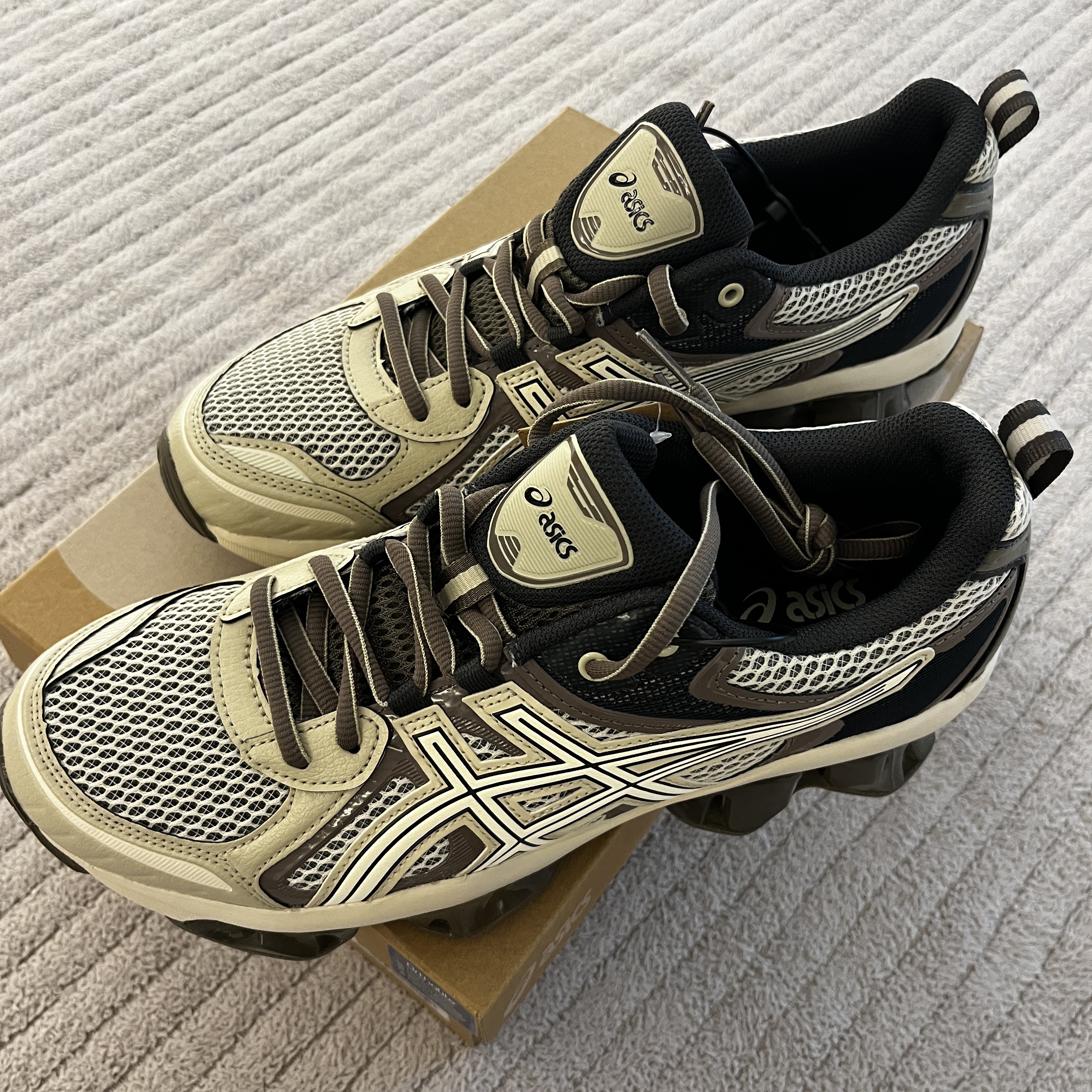 Asics Gel-Quantum Kinetic Birch Dark Taupe 착용 스타일