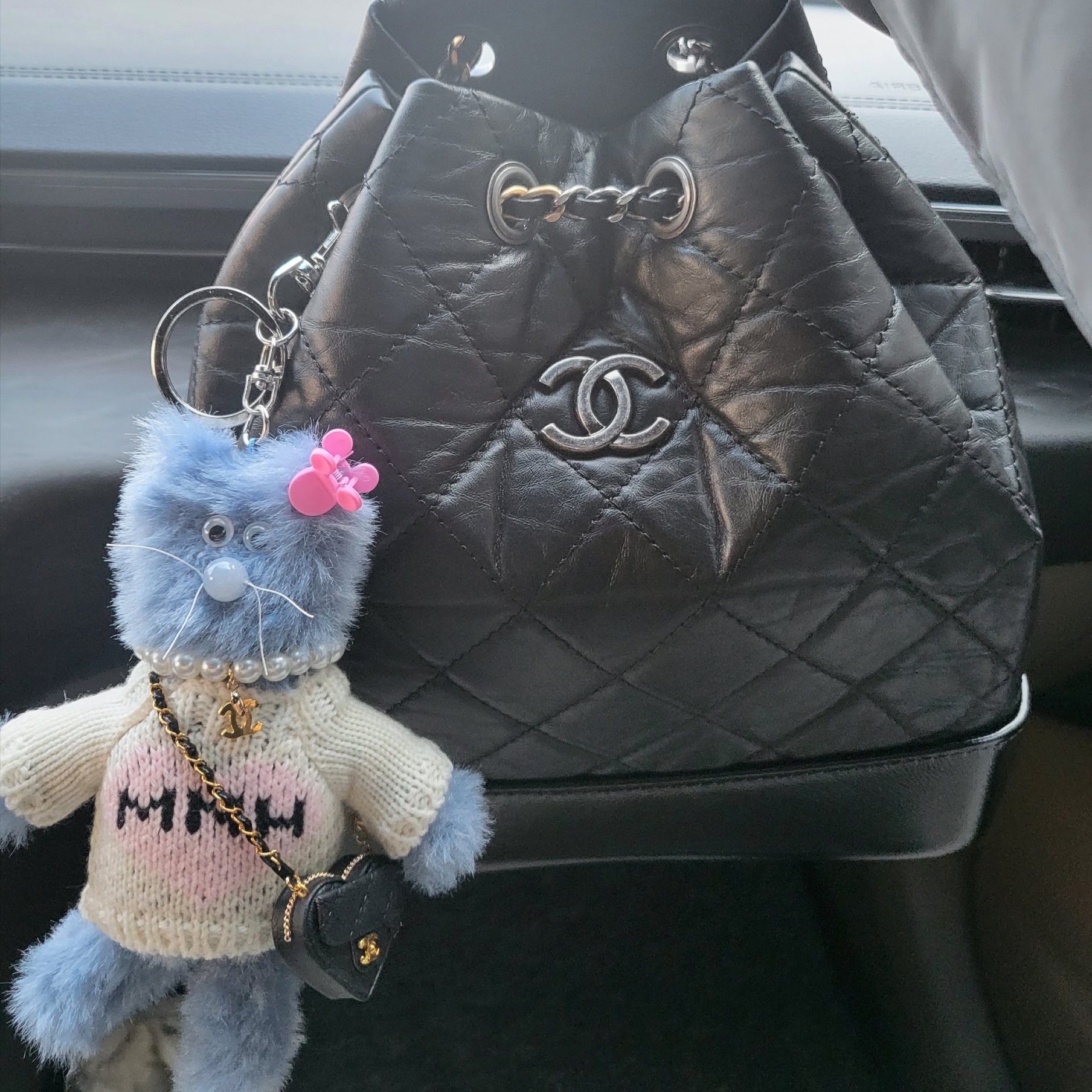 Chanel Small Gabrielle Backpack Aged Calfskin & Gold Silver Black 착용 스타일 - 3