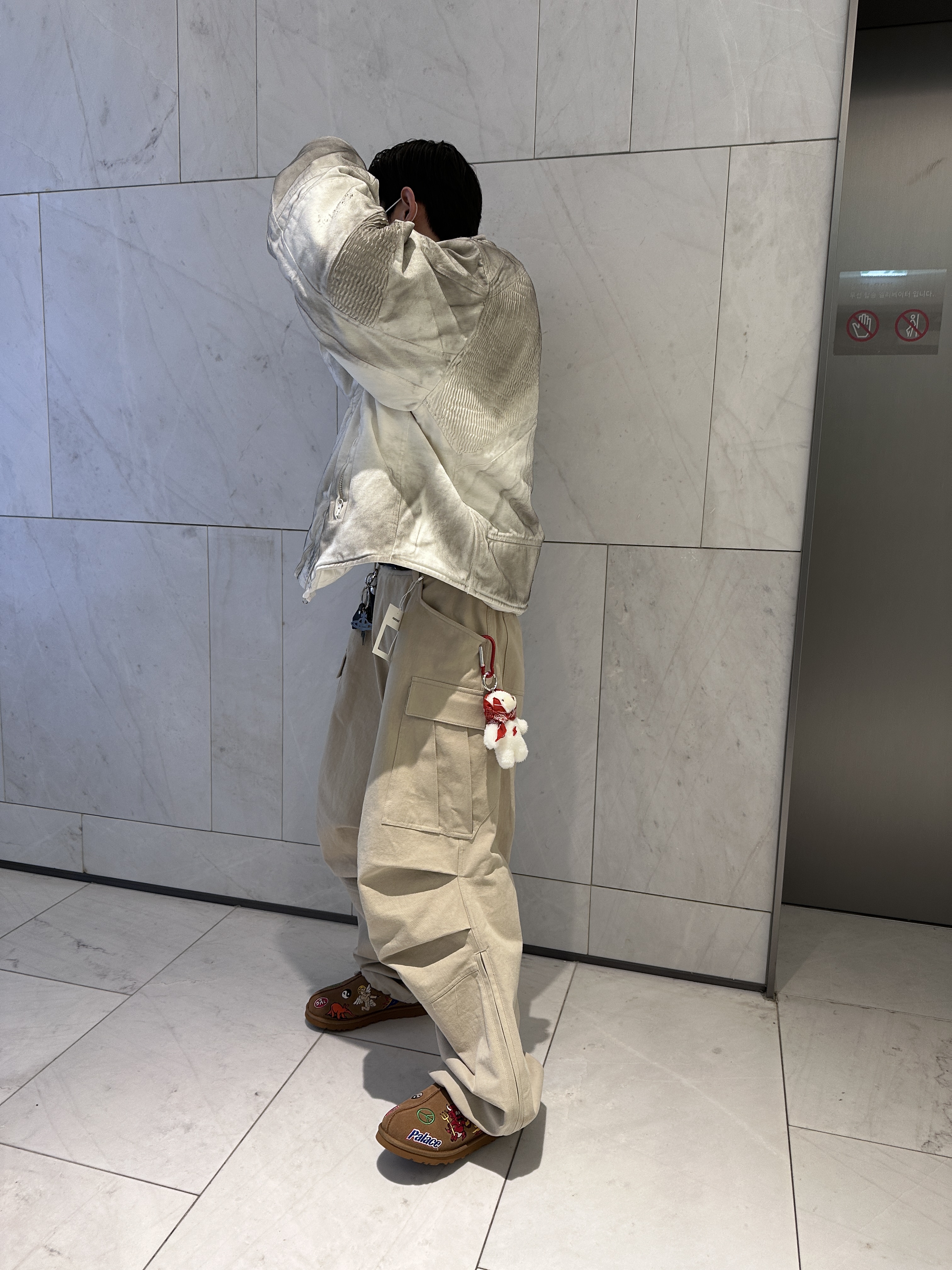 Nonnod Side Zip Cargo Pants Beige, UGG x Palace Tasman Slipper Chestnut 착용 스타일 - 5