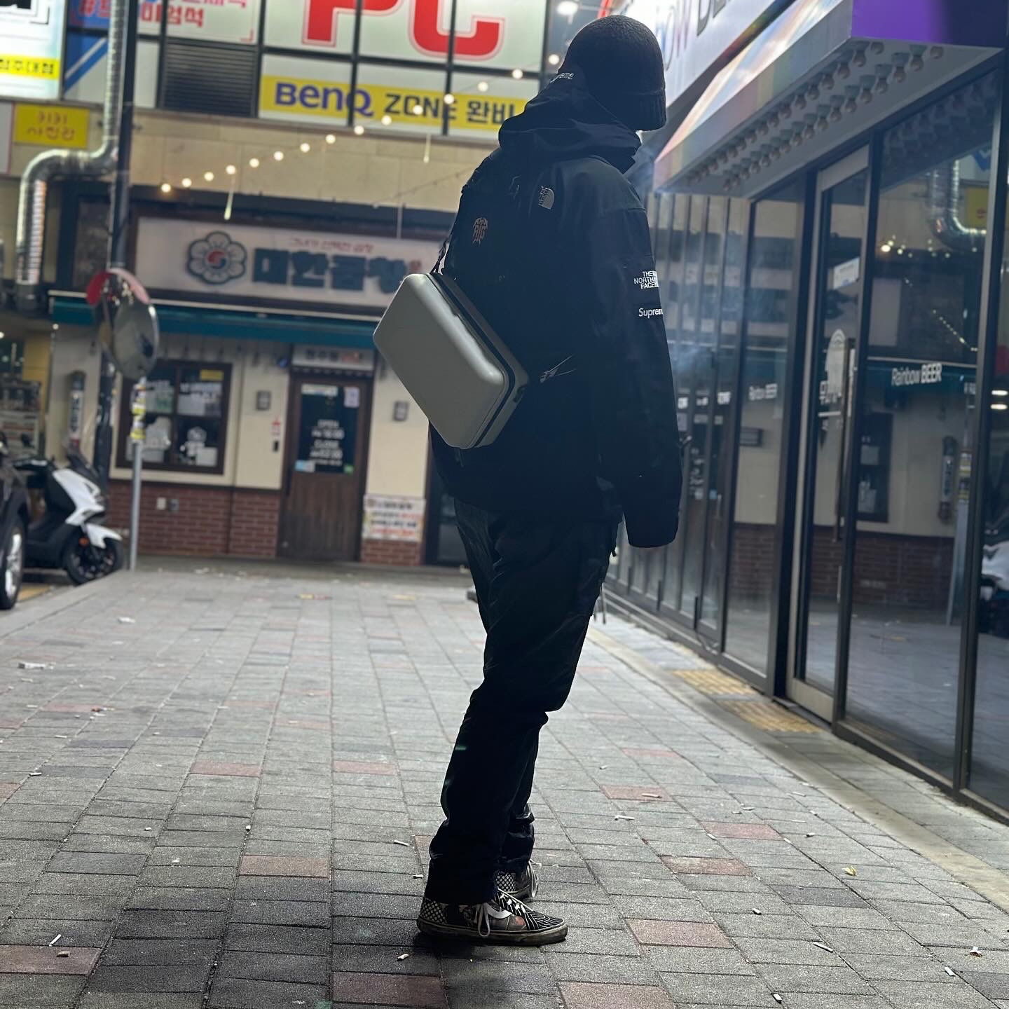 Supreme x The North Face RTG Jacket + Vest Black - 20SS, Off-White x Amore Pacific Protection Box (Without Cosmetics) 착용 스타일 - 3