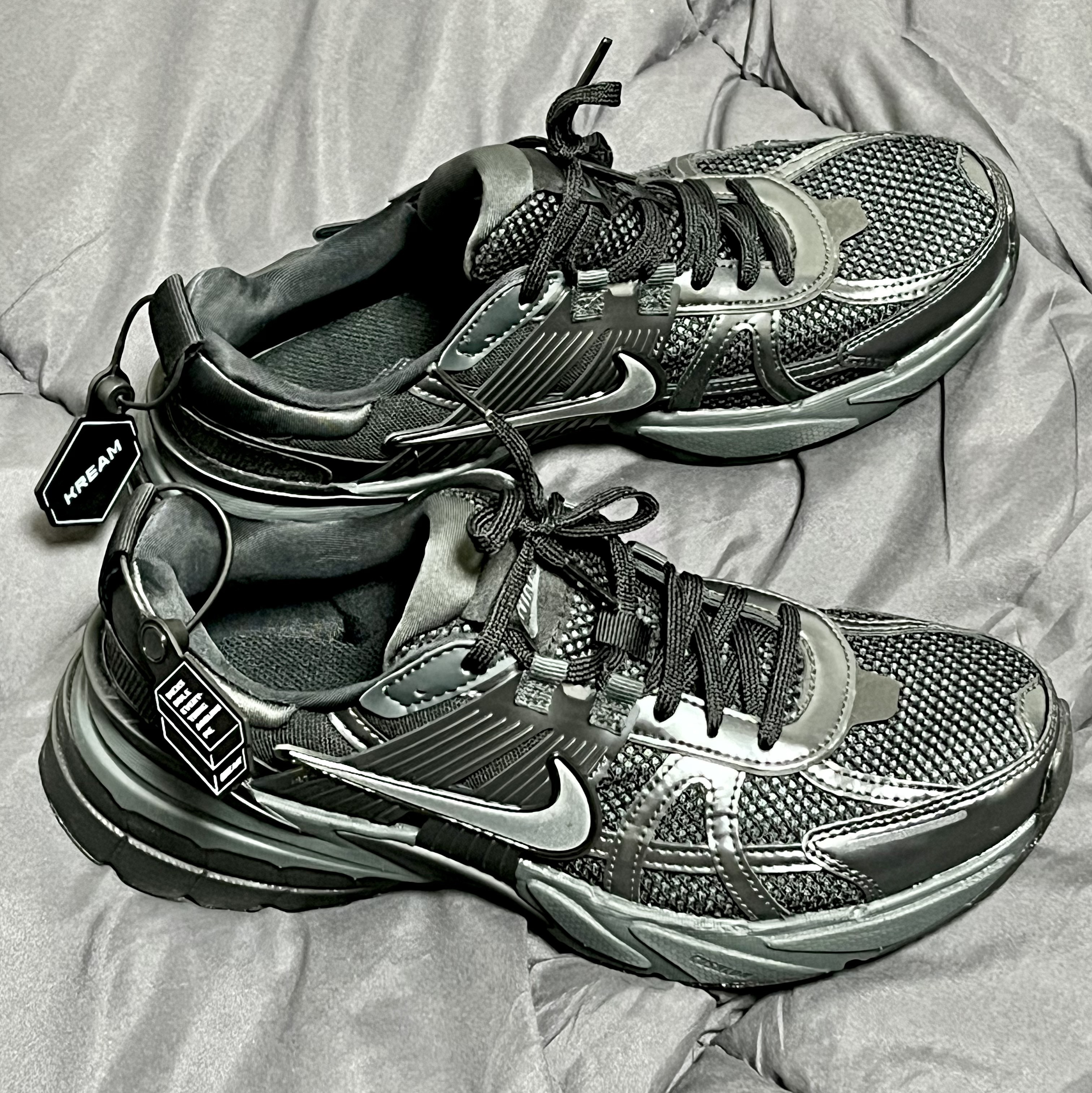 Nike V2K Run Black Anthracite 착용 스타일 - 3