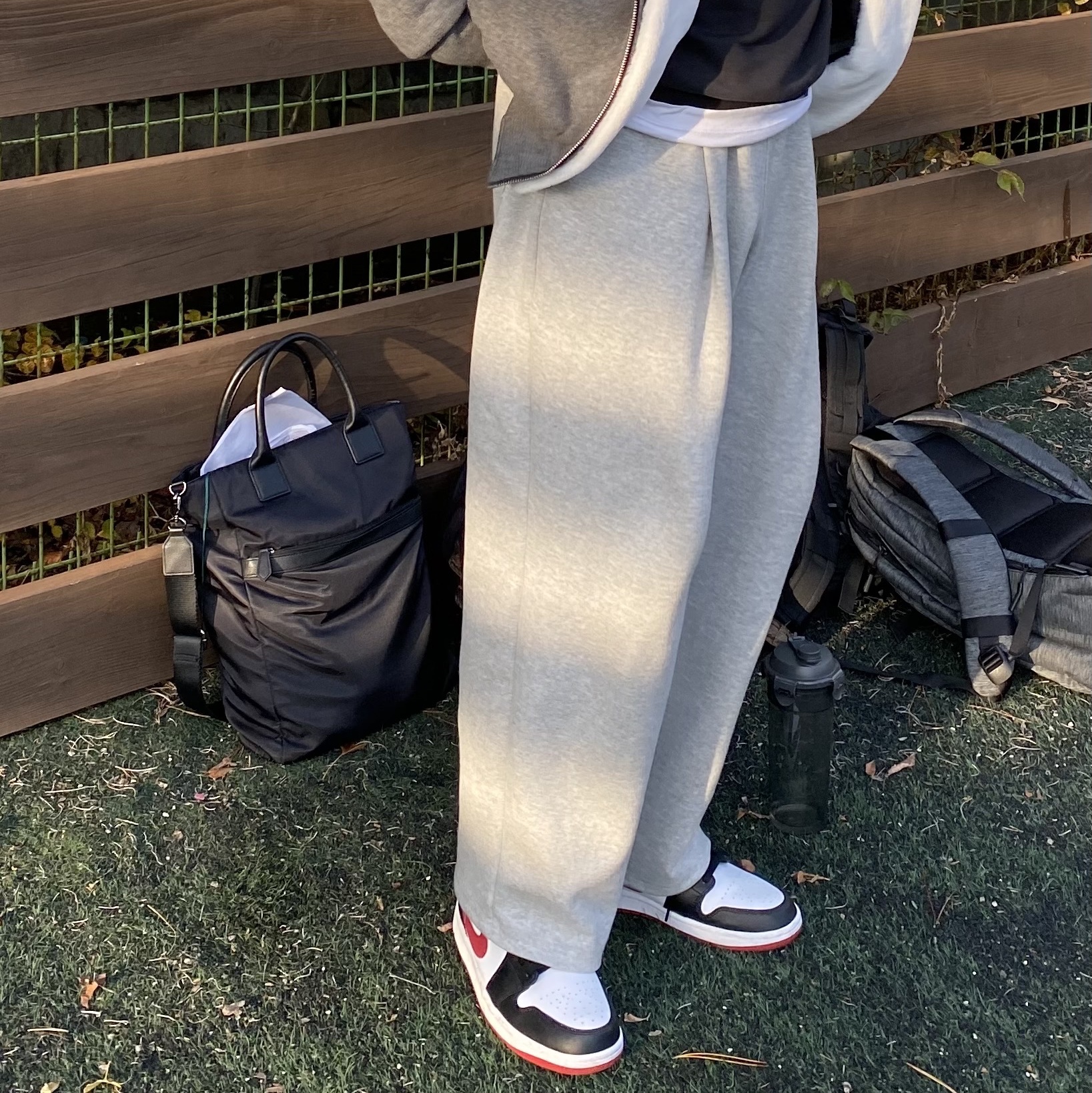 Jordan 1 Mid Gym Red Black White, Moose Knuckles Classic Bunny 3 White Lining Zip Hoodie Charcoal - 22FW 착용 스타일 - 1