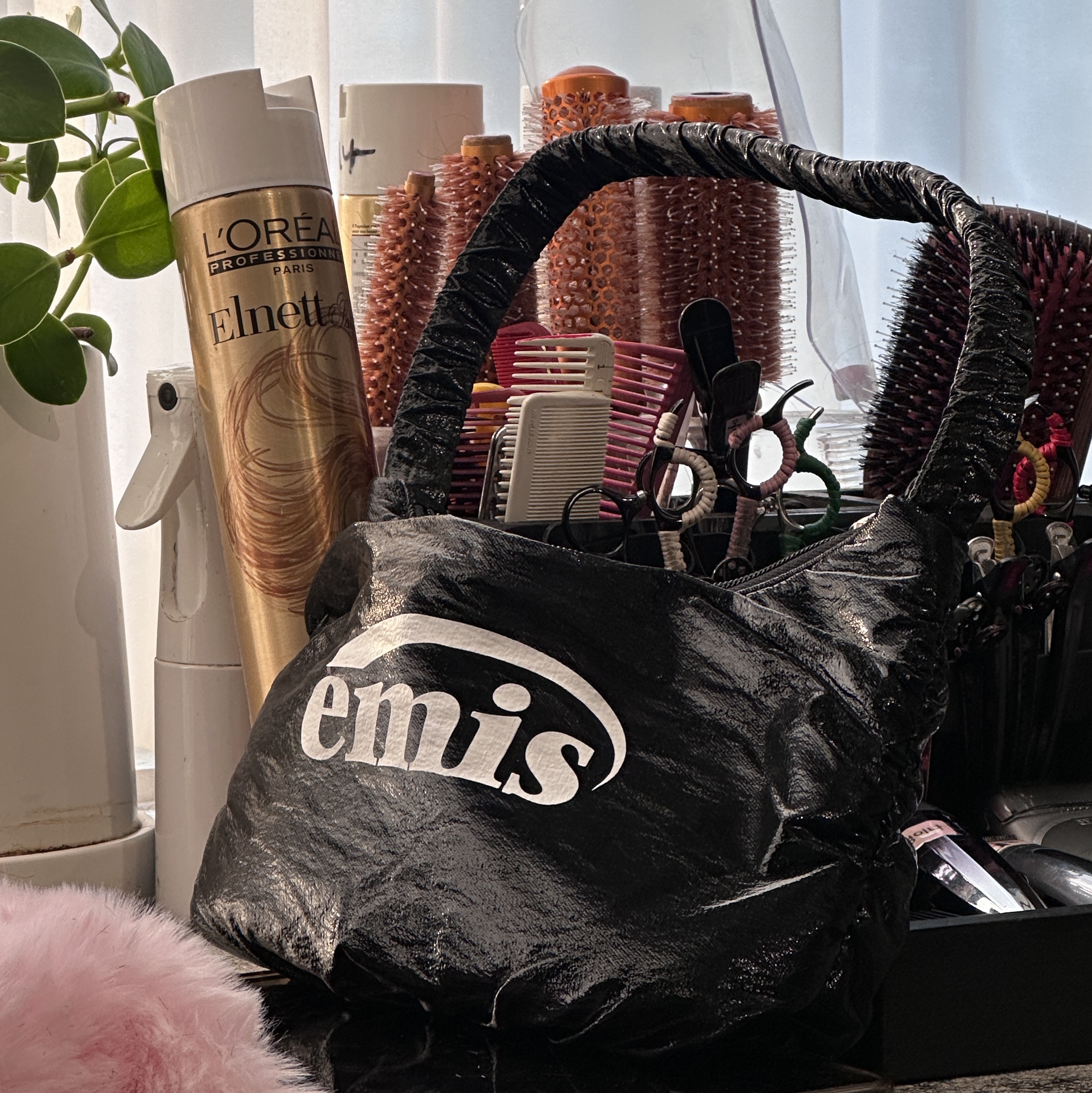 Emis Glossy Shirring Hobo Bag Black 착용 스타일