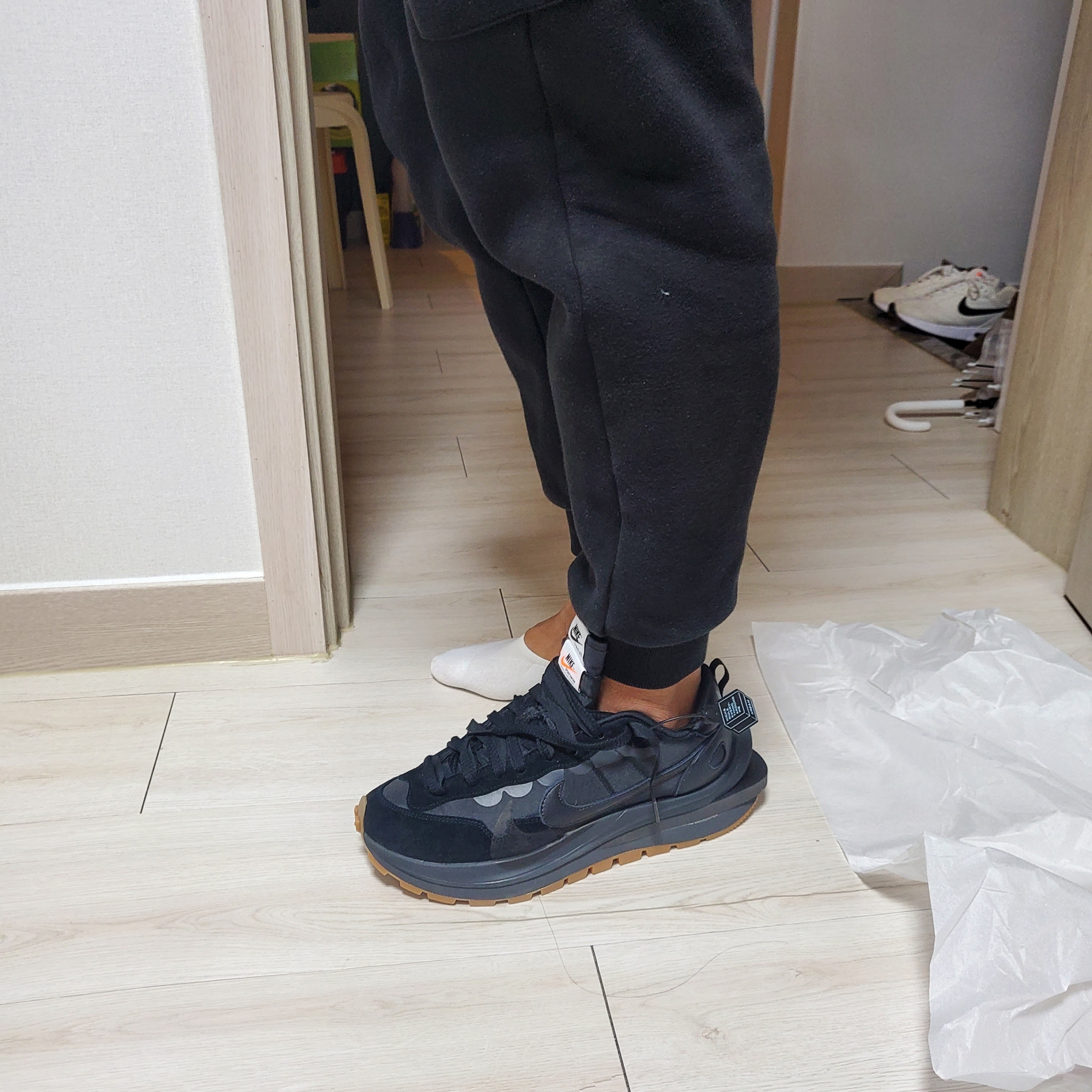 Nike x Sacai VaporWaffle Black and Gum 착용 스타일 - 1