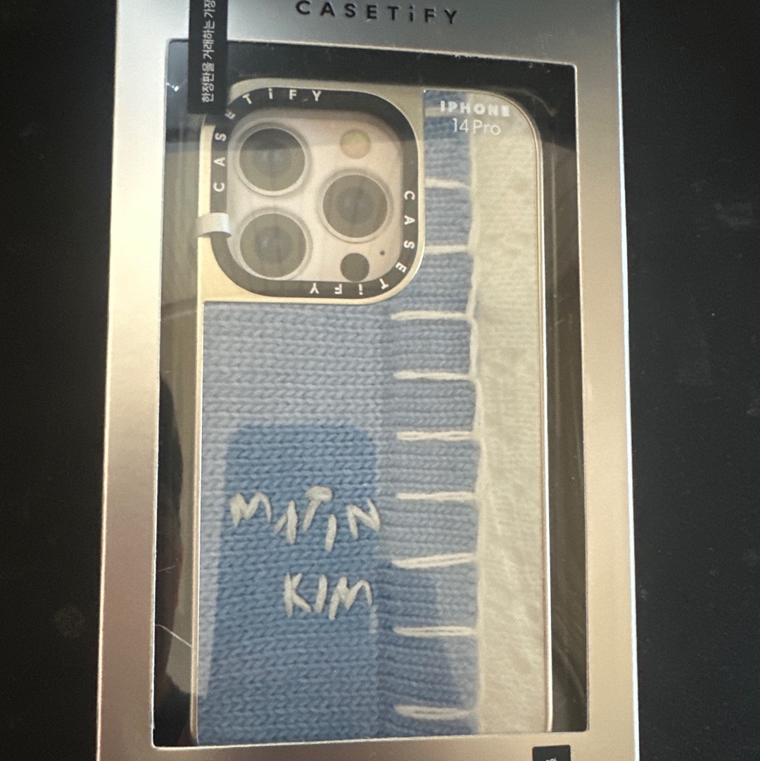 Casetify x Matin Kim iPhone Knit Magsafe Mirror Case Silver 착용 스타일