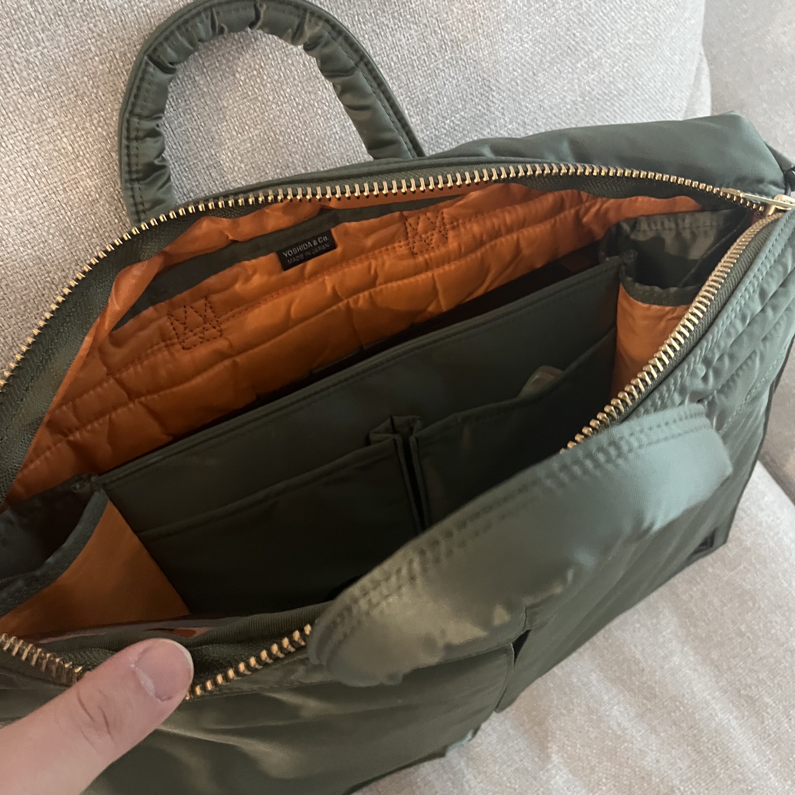 Porter Tanker 2Way Briefcase Sage Green 착용 스타일 - 2