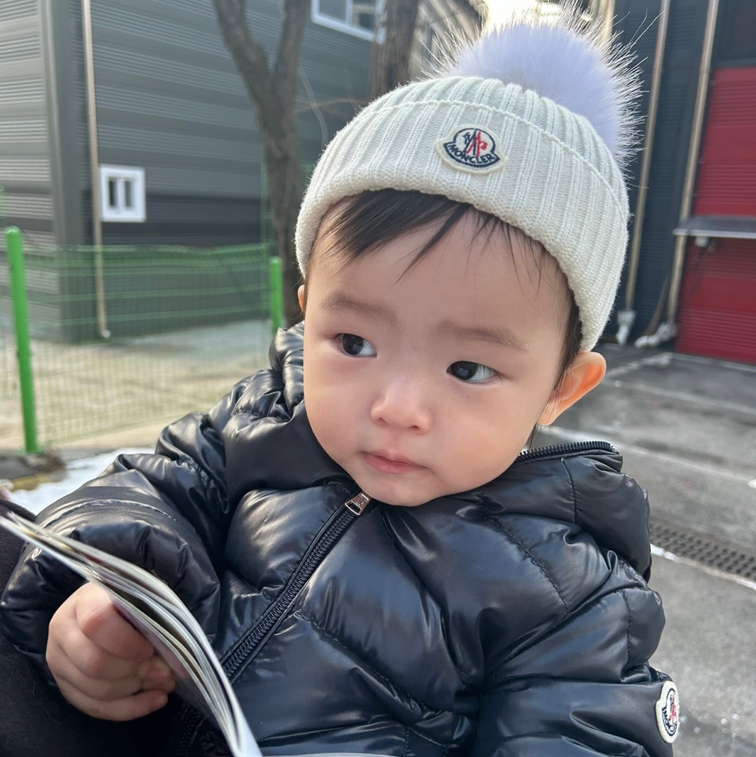 (Kids) Moncler Wool Beanie with Pom Pom White 착용 스타일
