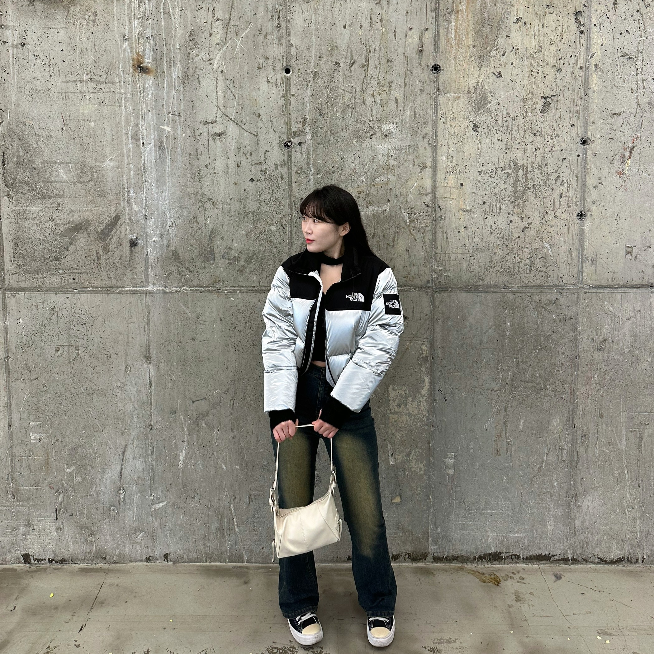 (W) Converse Chuck Taylor All Star Move High Black, (W) The North Face White Label Novelty Nuptse Down Jacket SE Silver 착용 스타일 - 3