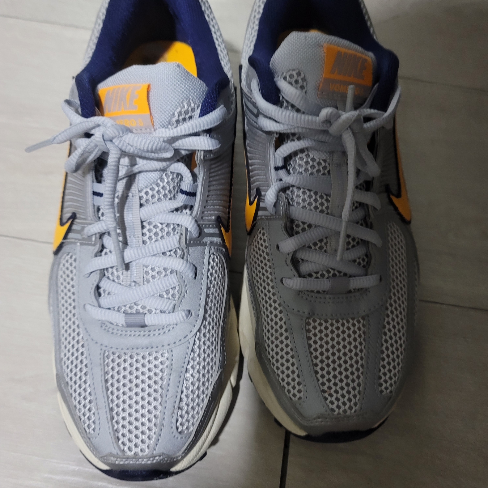 Nike Zoom Vomero 5 Pure Platinum and Laser Orange 착용 스타일