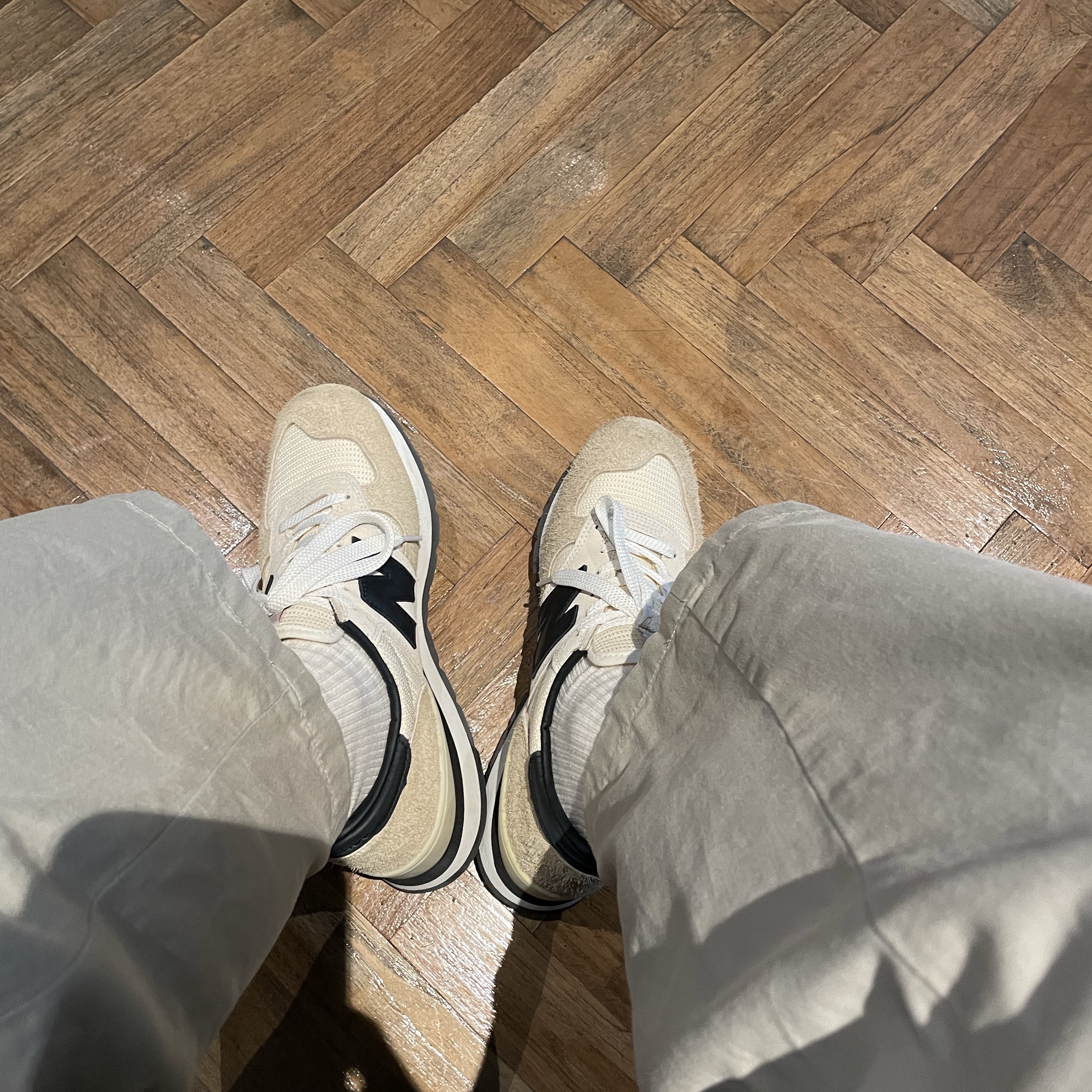 New Balance 990v1 Made in USA Incense Macadamia Nut 착용 스타일