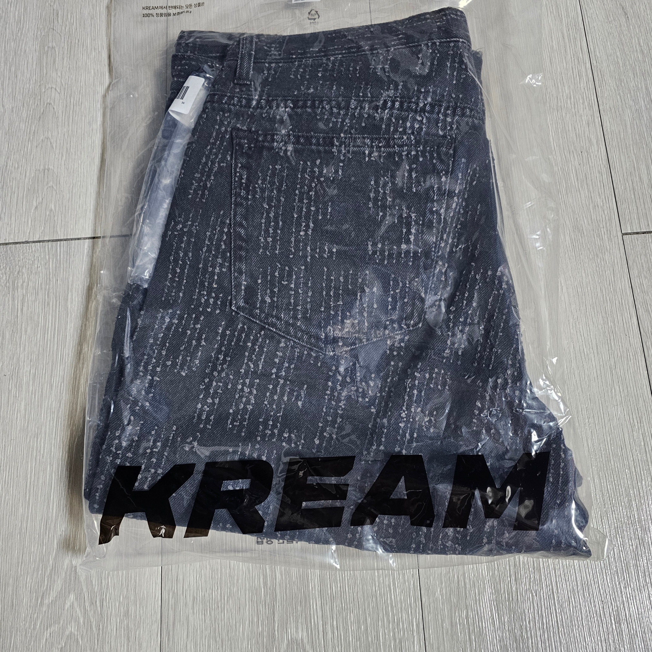 Supreme Needle Punch Regular Jean Washed Black - 23FW 착용 스타일