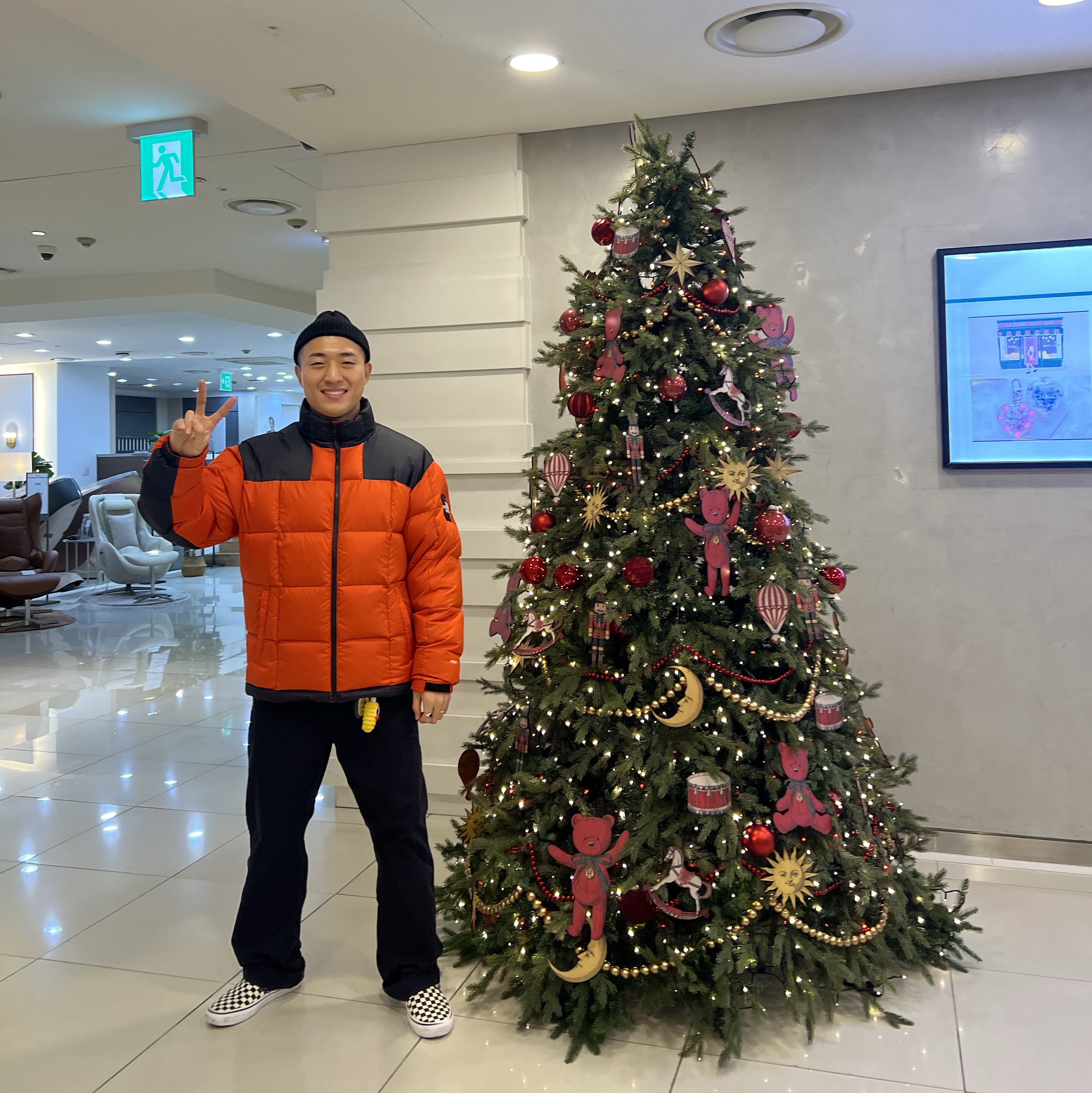 The North Face Lhotse Down Jacket TNF Black 착용 스타일 - 1