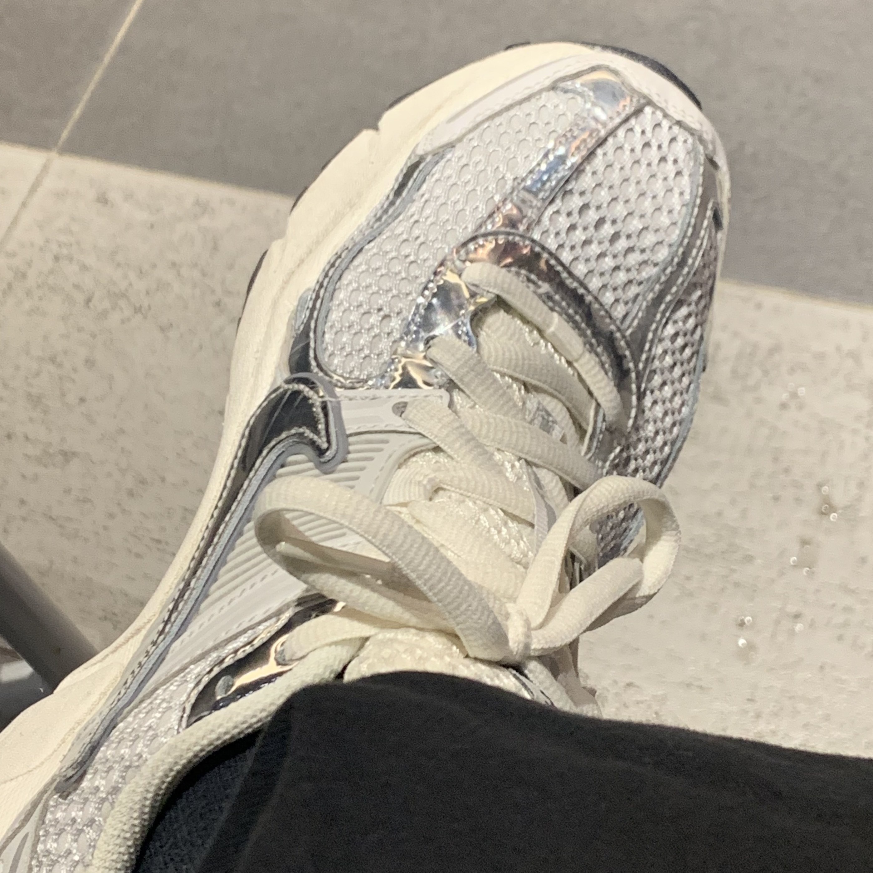 (W) Nike Zoom Vomero 5 Photon Dust and Metallic Silver 착용 스타일 - 1