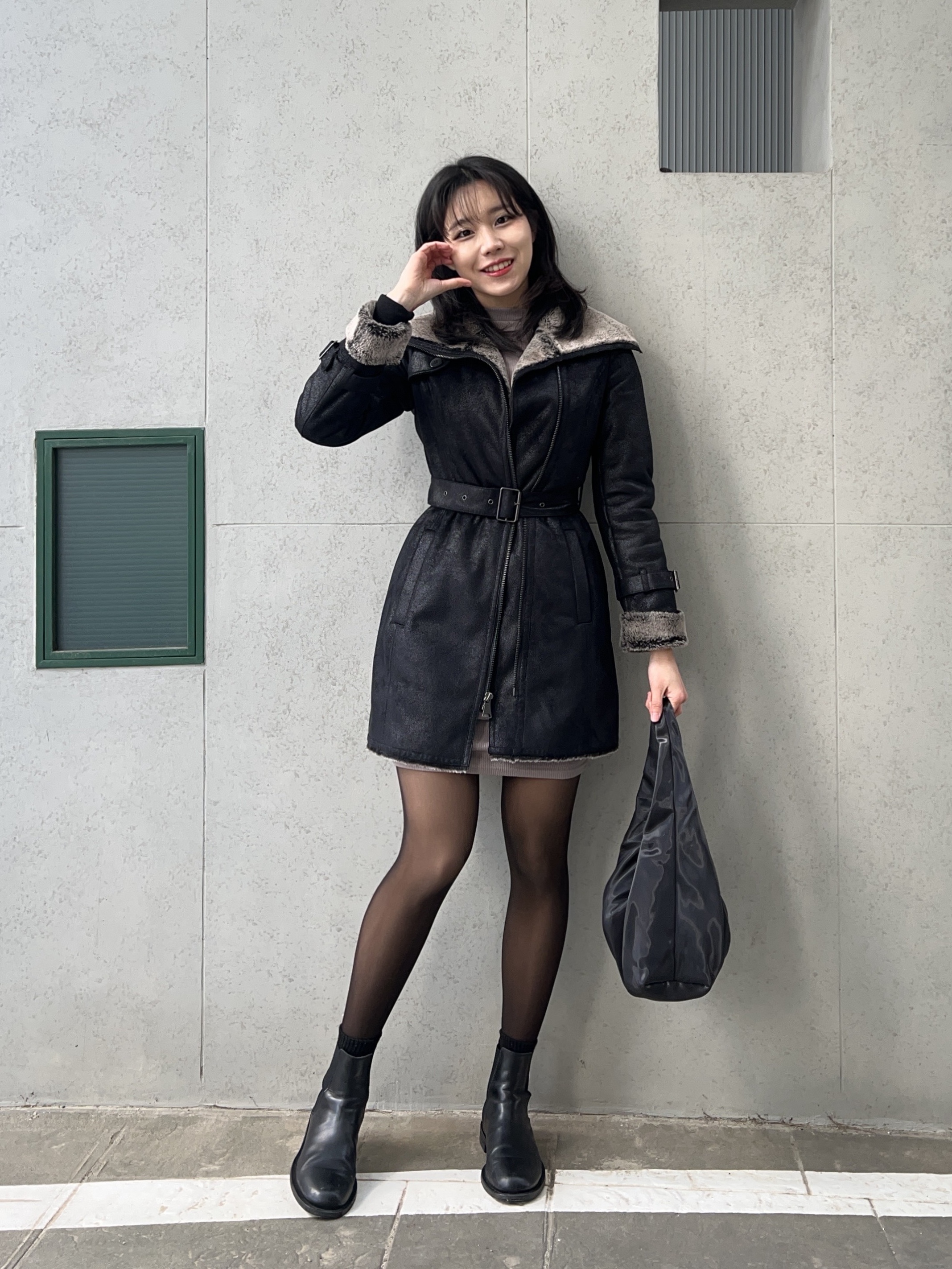 COS Mini High-Shine Shoulder Bag Navy 착용 스타일 - 1