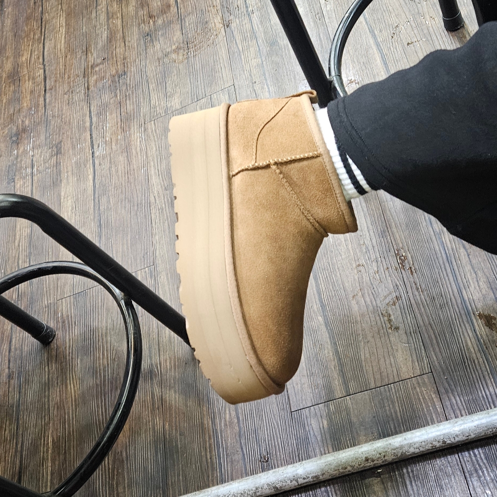 (W) UGG Classic Ultra Mini Platform Boots Chestnut 착용 스타일 - 2