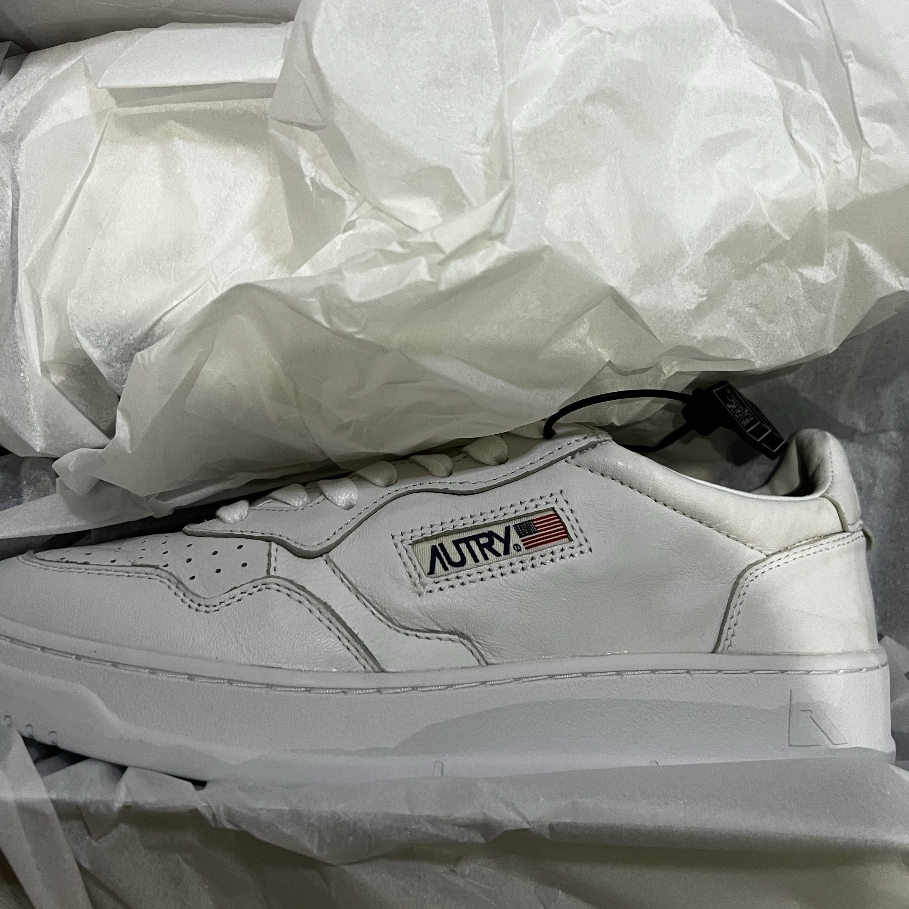 Autry Medalist Low Solid Goatskin Sneakers White 착용 스타일