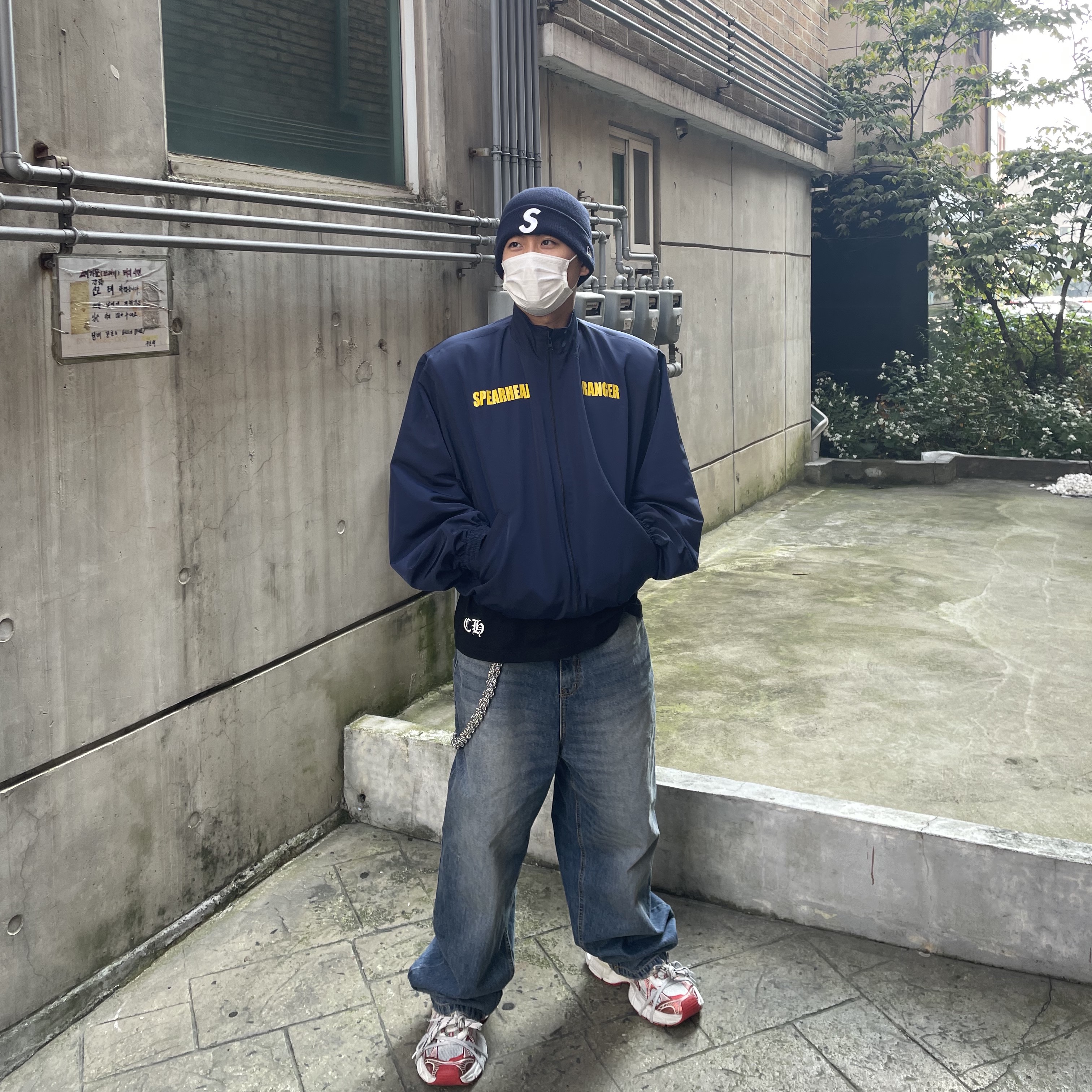 Undermycar Maigan Padded Shoulder Zip-Up Blouson India Ink - 23FW, Supreme New Era S Logo Beanie Navy - 23FW 착용 스타일 - 1