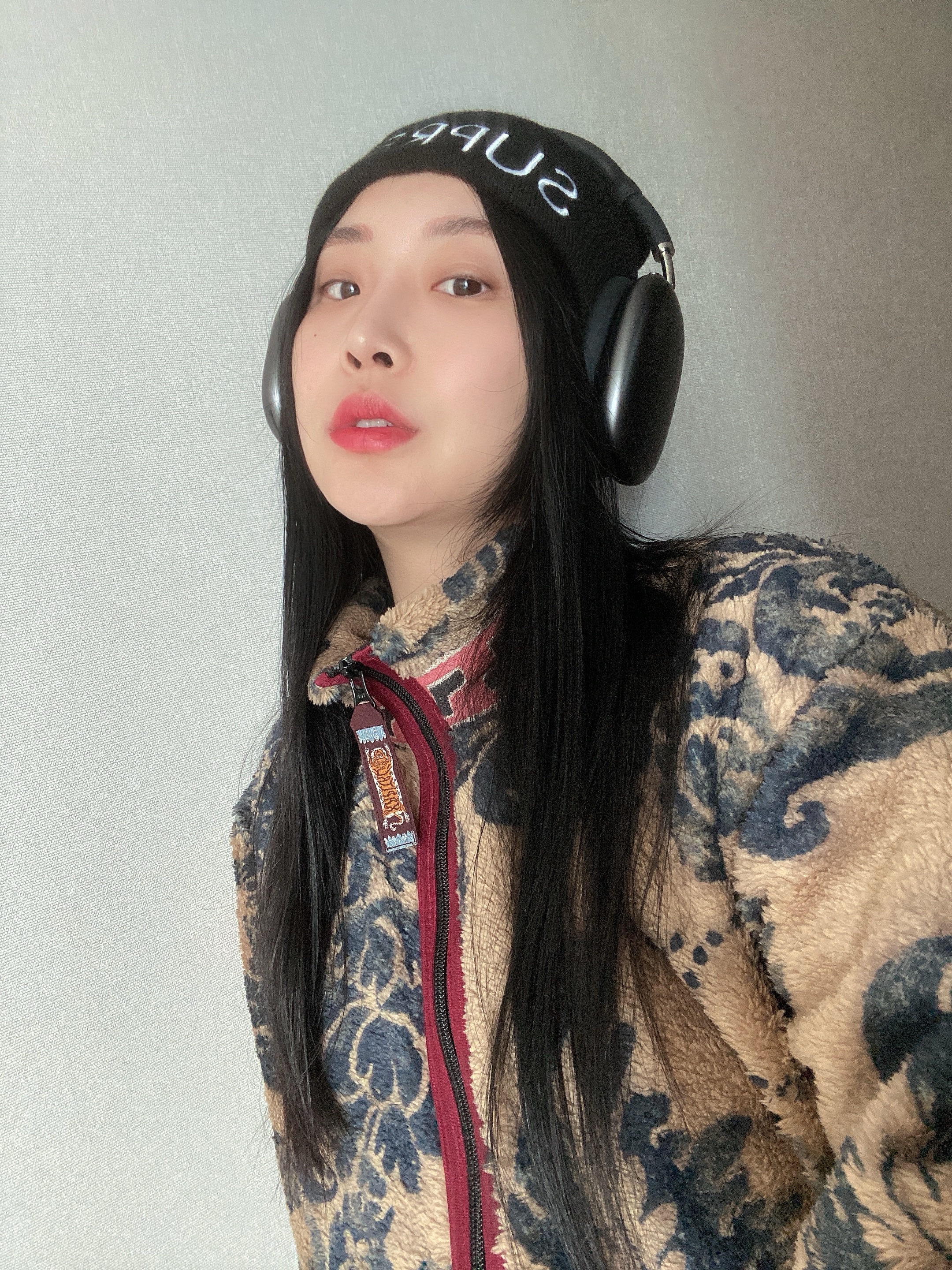 Kapital Damask Pattern Maria Fleece Zip Blouson Beige, Supreme Capital Beanie Black - 22FW 착용 스타일 - 2