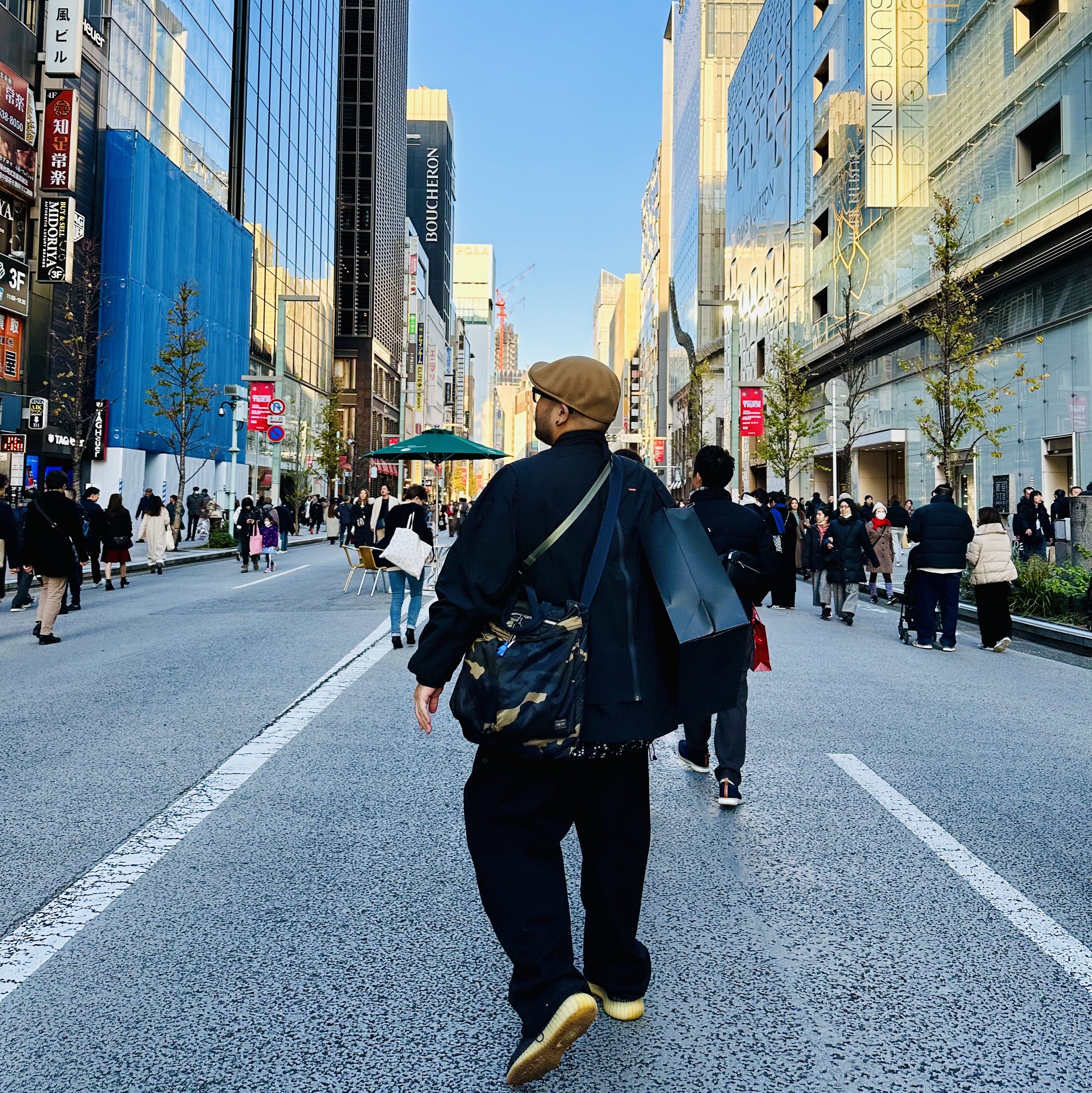 Adidas Yeezy Boost 350 V2 Carbon, Porter Things 2Way Helmet Bag Black 착용 스타일