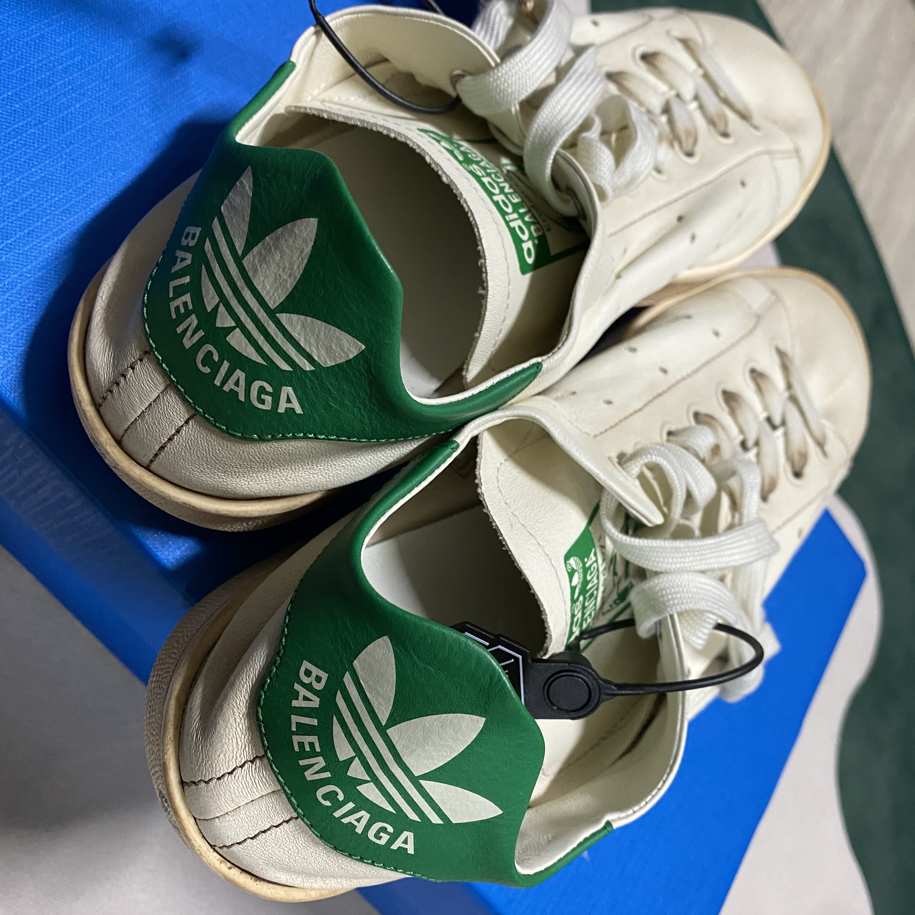 Balenciaga x Adidas Stan Smith Worn Out White Green 착용 스타일