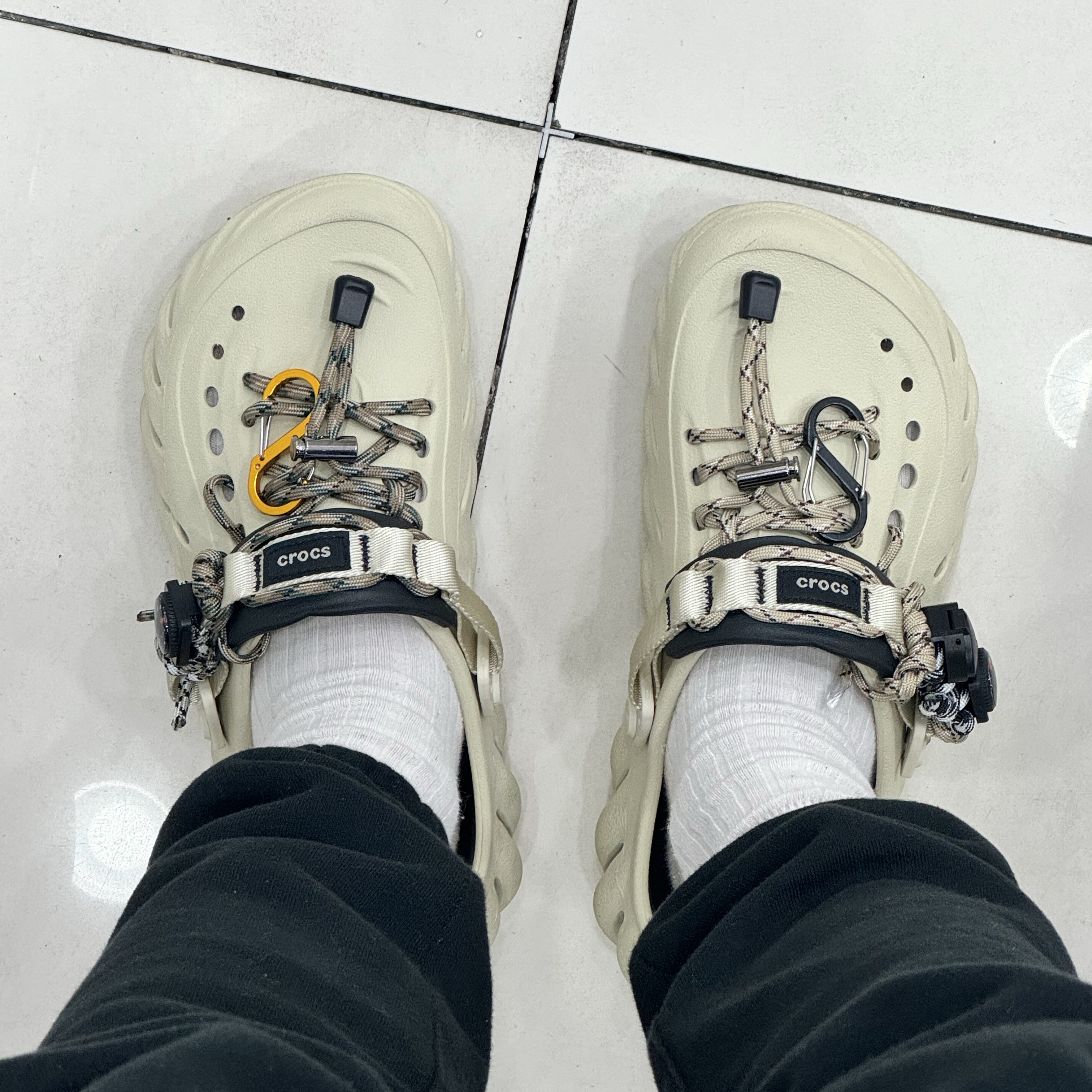 Crocs Echo Clog Bone Black 착용 스타일 - 2