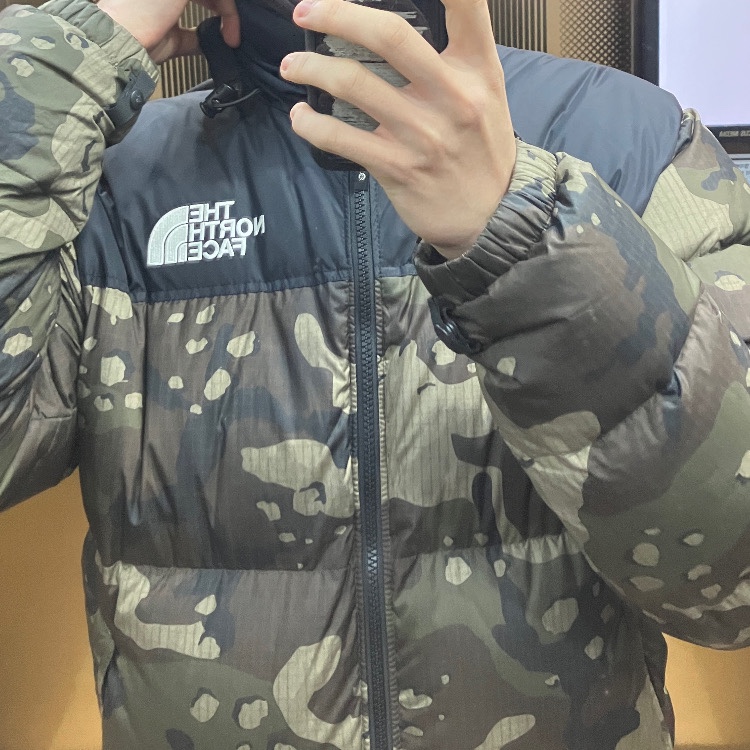 The North Face 1996 Novelty Nuptse Jacket Woodland Camo 착용 스타일