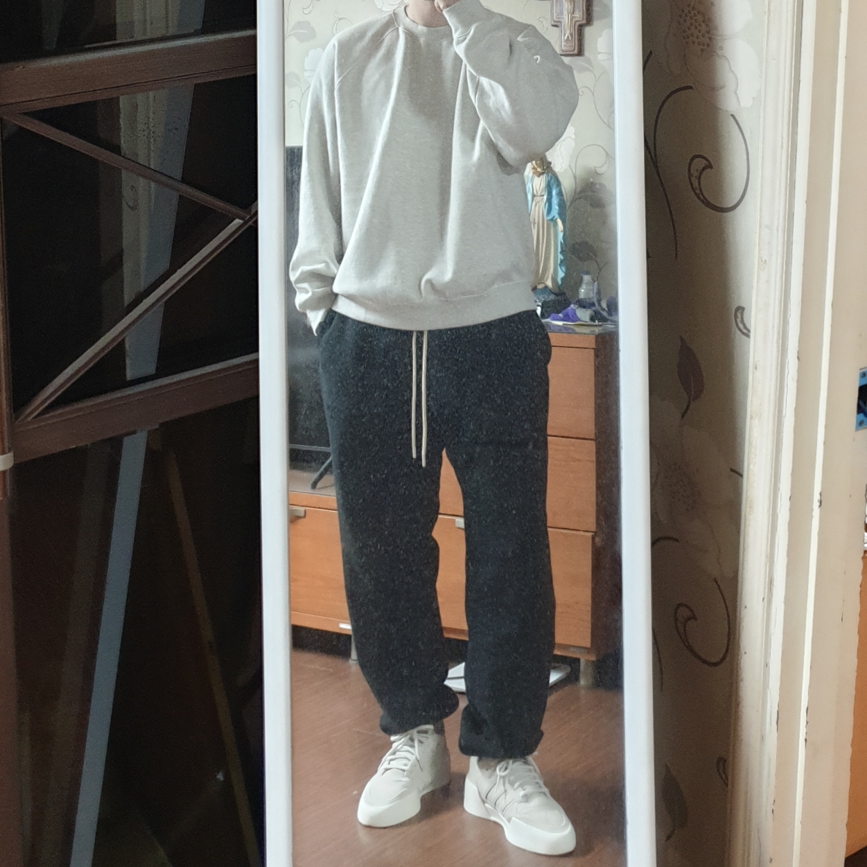 Adidas x Fear of God Athletics 86 Low Talc, Essentials The Core Collection Hoodie Dark Oatmeal 착용 스타일 - 2