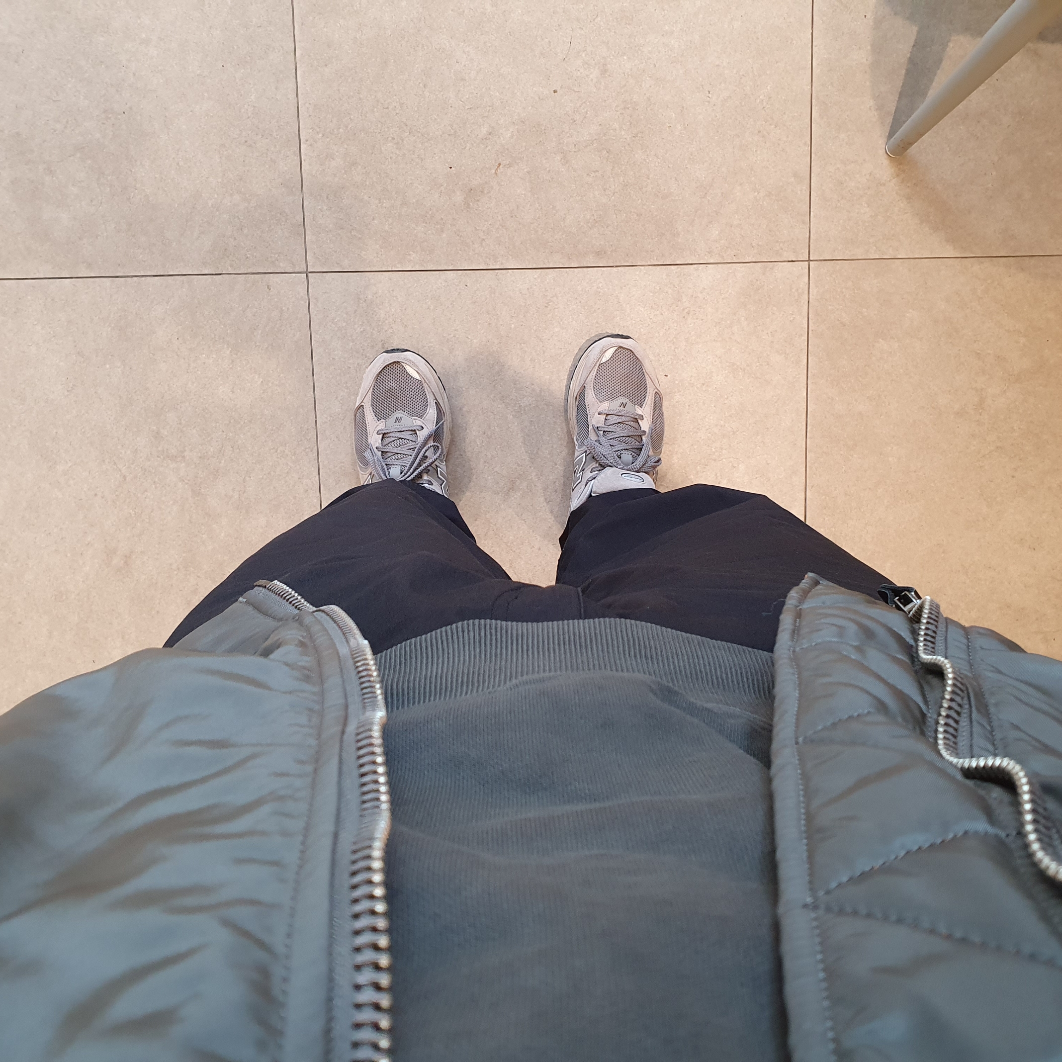 New Balance 2002R Grey 착용 스타일