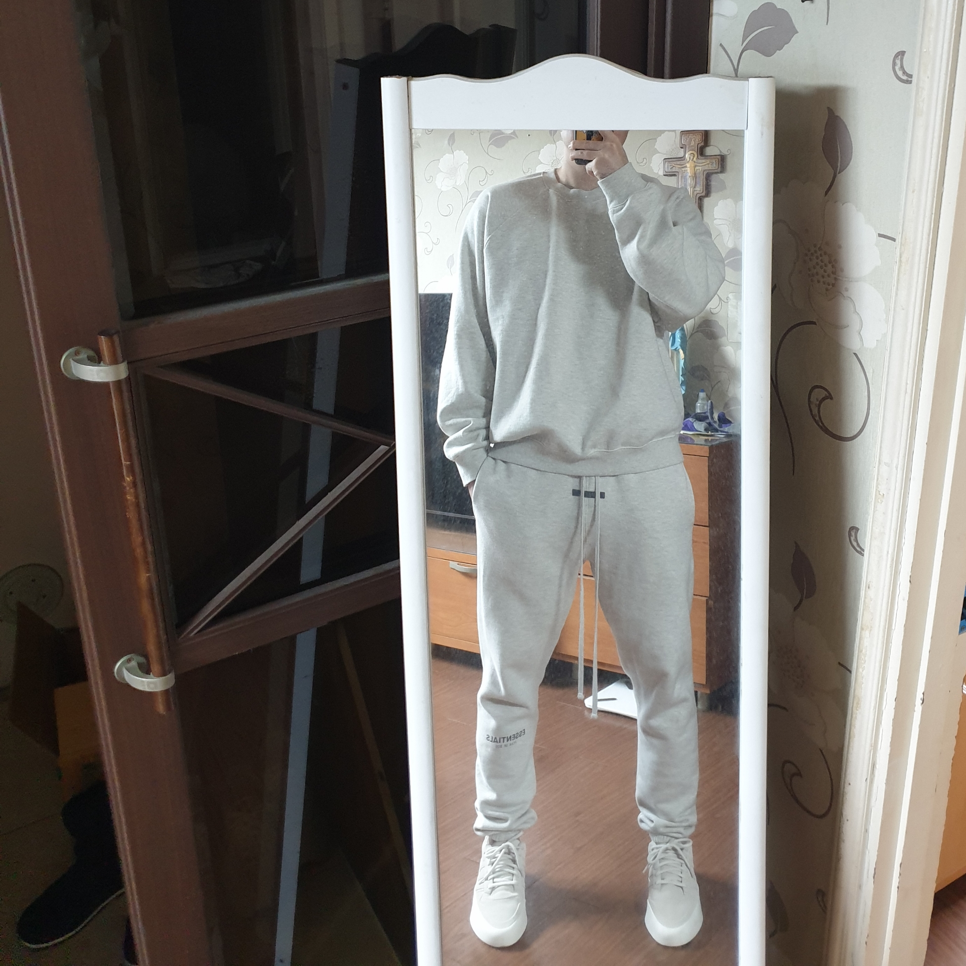 Adidas x Fear of God Athletics 86 Low Talc, Essentials The Core Collection Hoodie Dark Oatmeal 착용 스타일 - 5