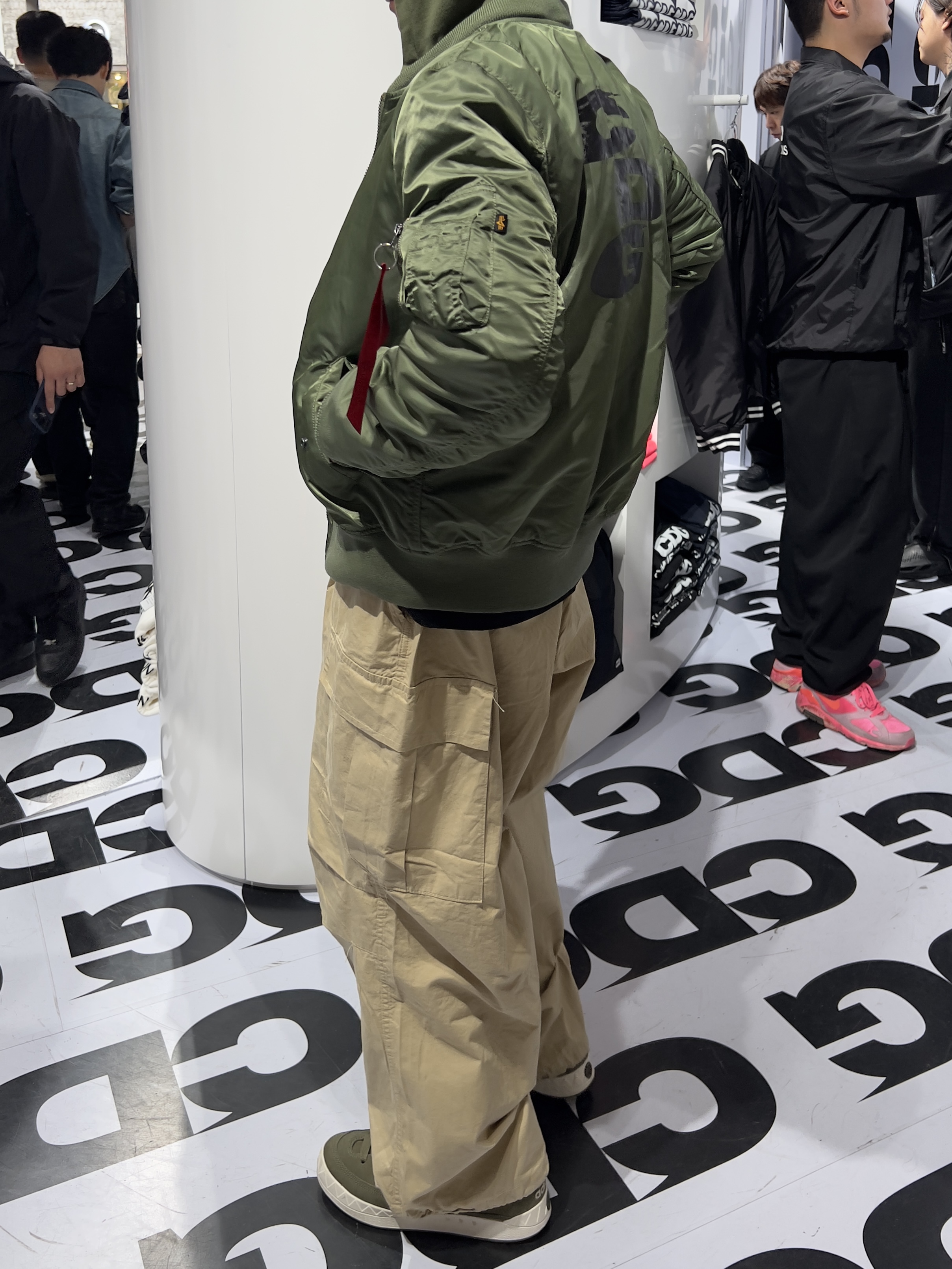 CDG x Alpha Industries Bias MA-1 Jacket Olive, Adidas Adimatic Olive Strata Wonder Beige 착용 스타일 - 2