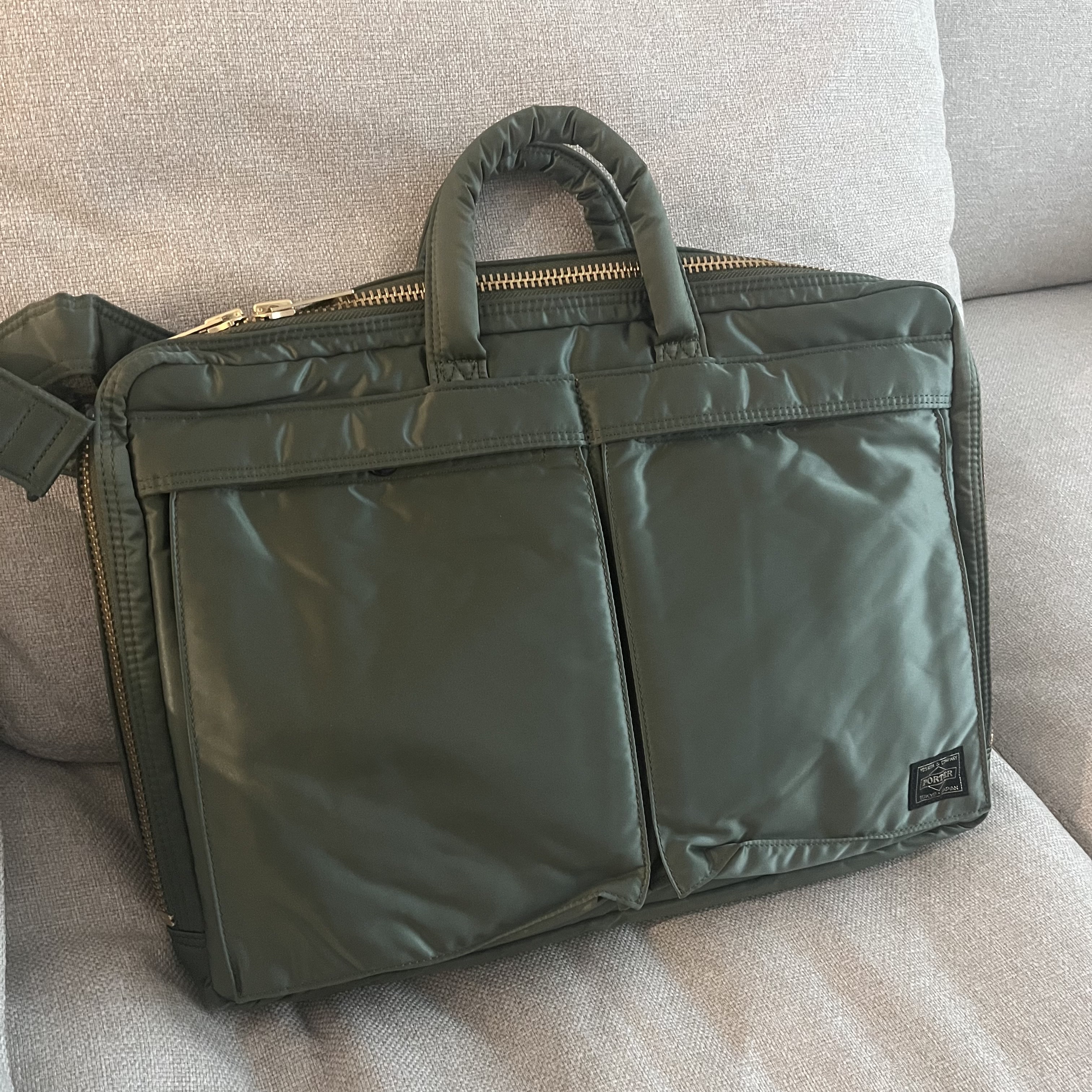 Porter Tanker 2Way Briefcase Sage Green 착용 스타일 - 3