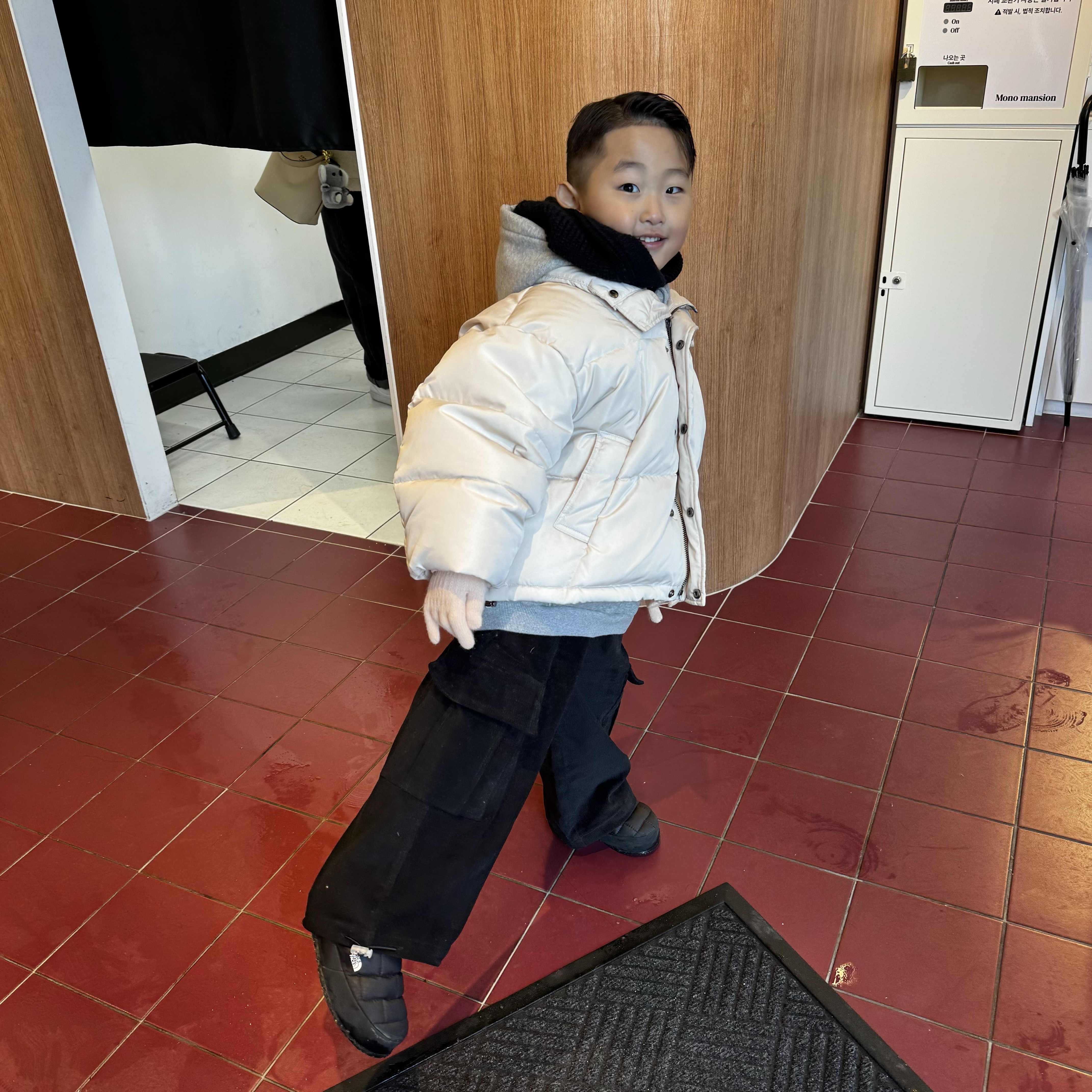 The North Face Nuptse Mule Black 착용 스타일 - 2