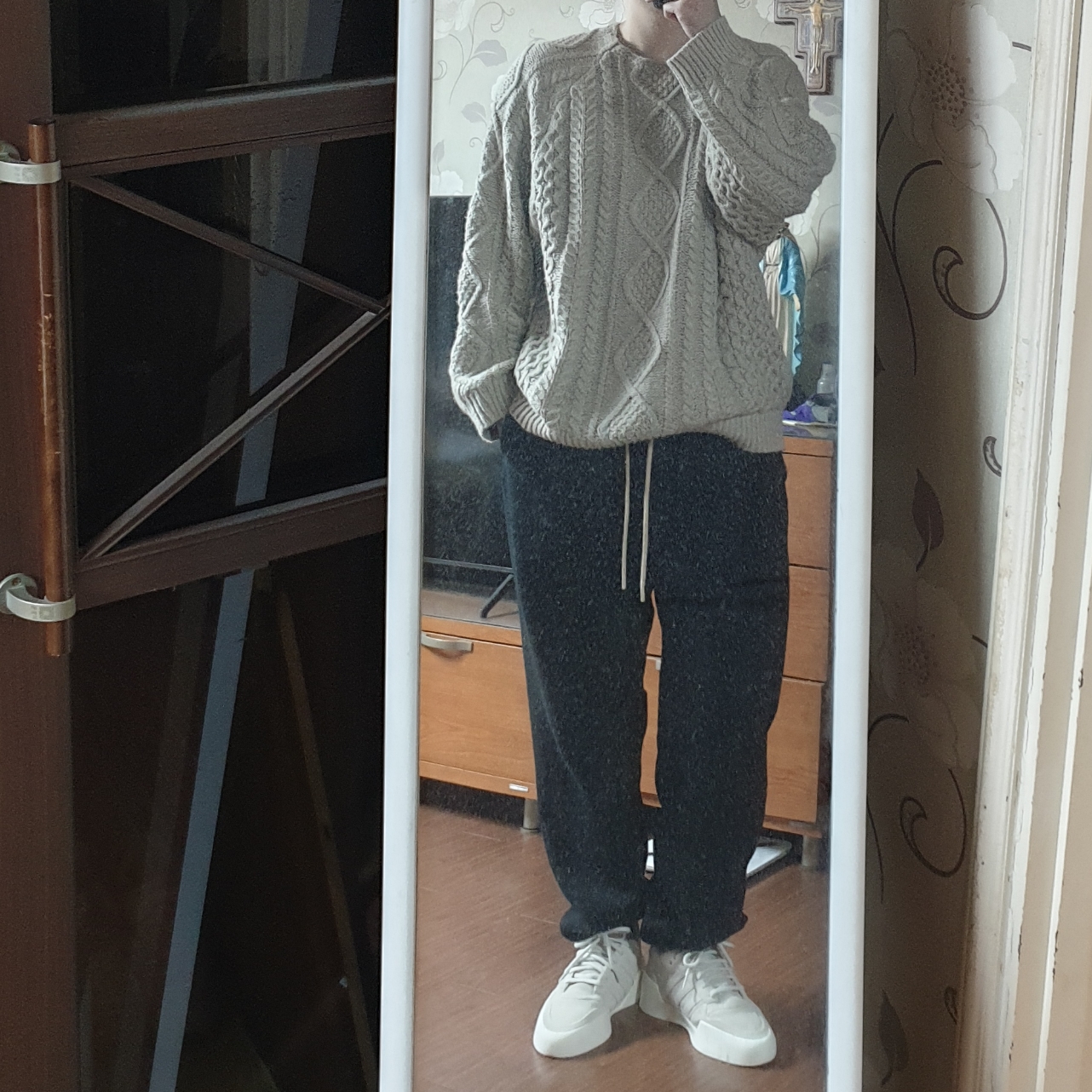 Adidas x Fear of God Athletics 86 Low Talc, Essentials The Core Collection Hoodie Dark Oatmeal 착용 스타일 - 3