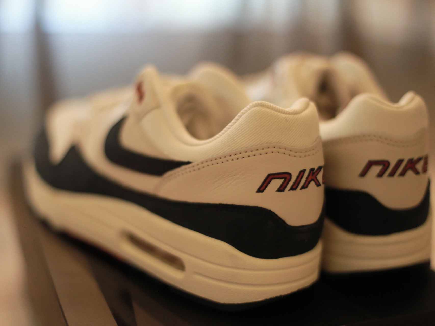 (W) Nike Air Max 1 Obsidian and Light Orewood Brown 착용 스타일 - 3