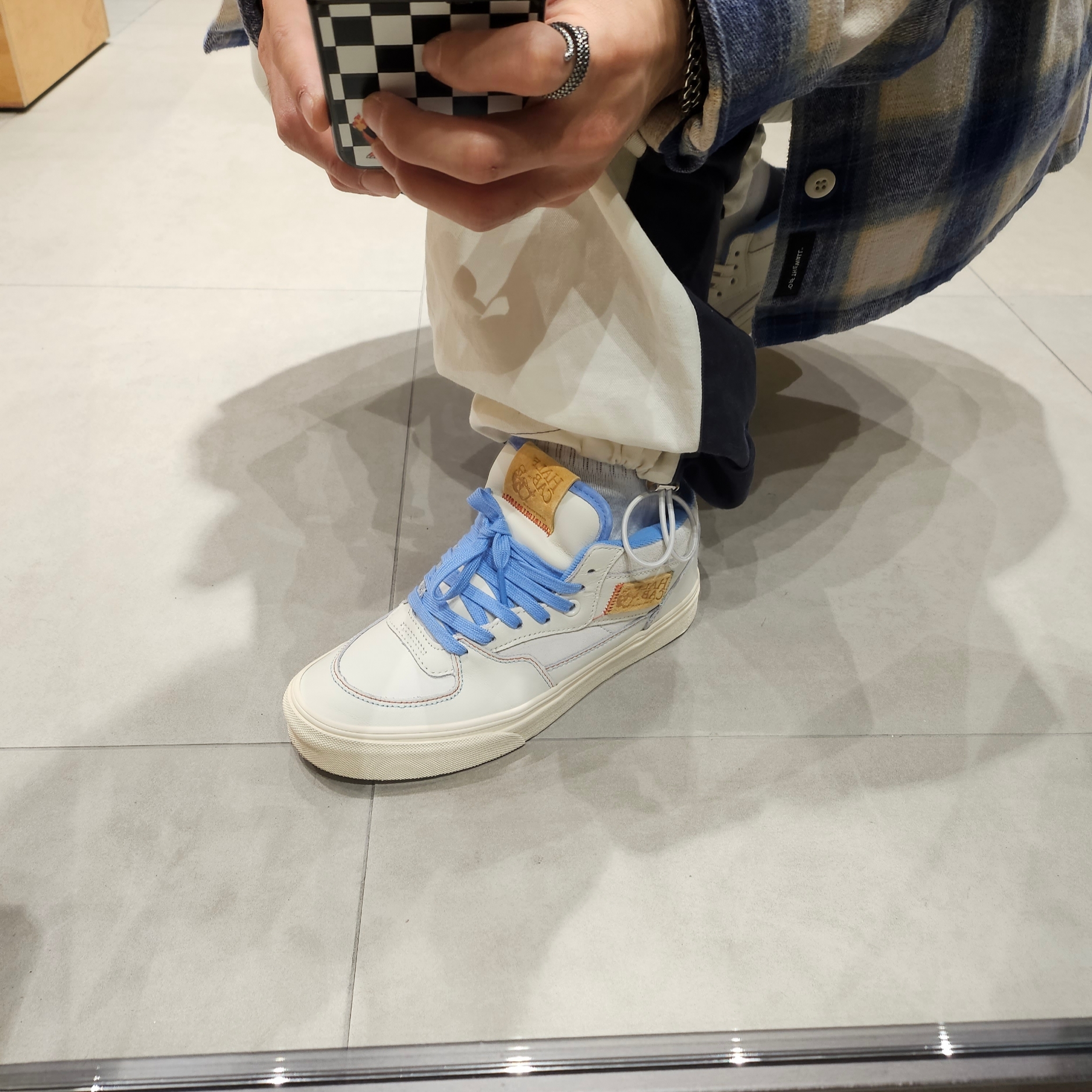 Vans x IAB Studio Half Cab Marshmallow Antique White 착용 스타일 - 1