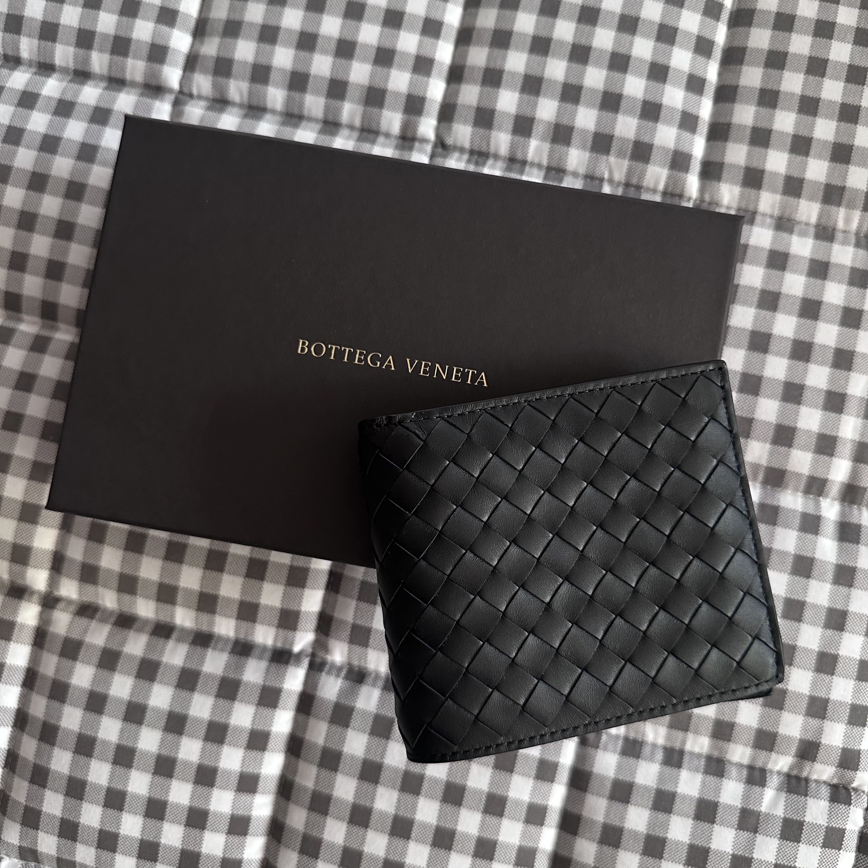 Bottega Veneta Bi-Fold Wallet Black 착용 스타일