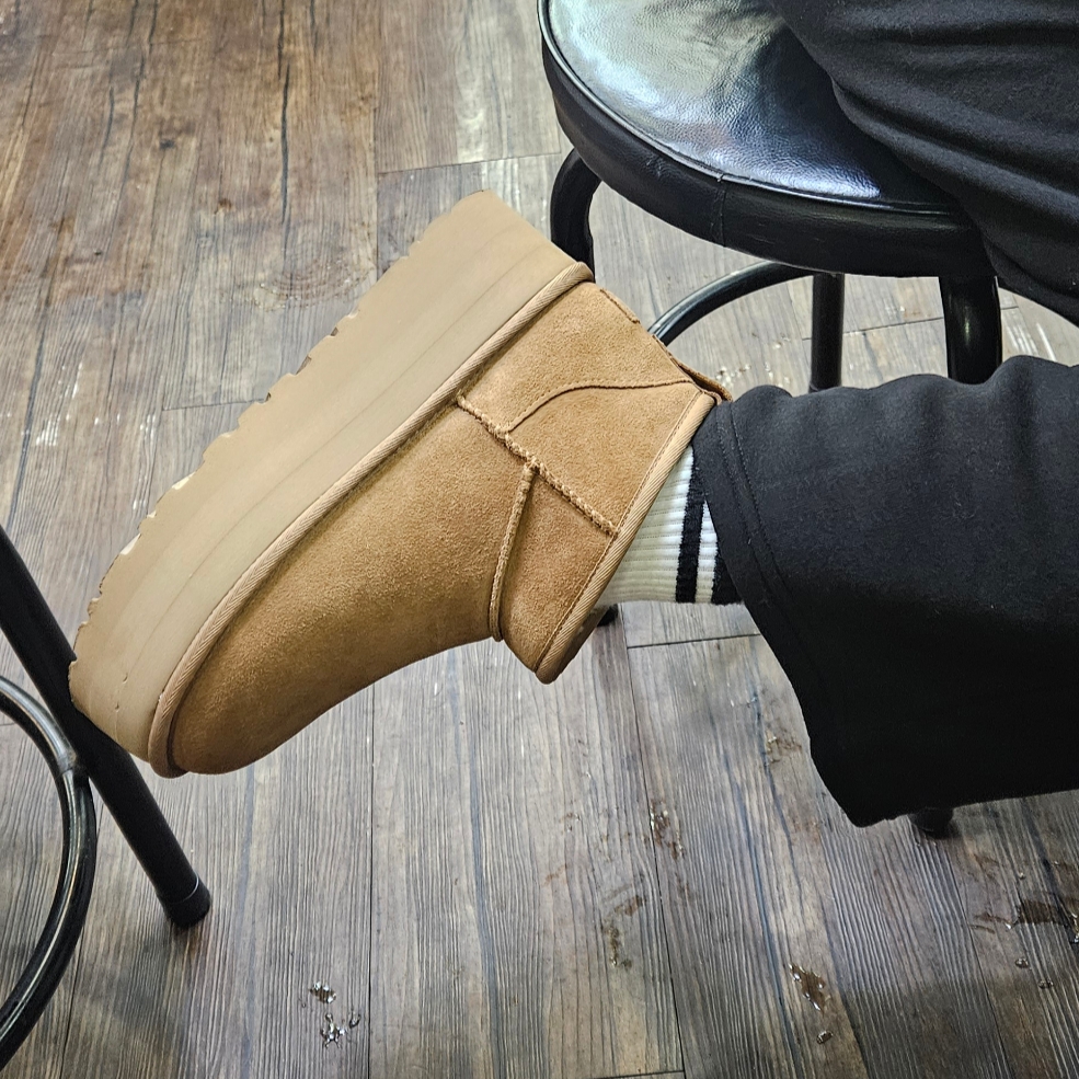 (W) UGG Classic Ultra Mini Platform Boots Chestnut 착용 스타일 - 1