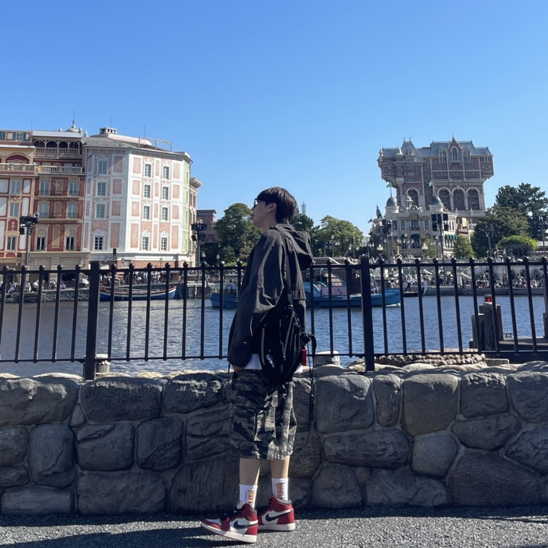 Supreme Mesh Small Backpack Black - 23SS, Supreme Floating Keychain Red - 23FW 착용 스타일