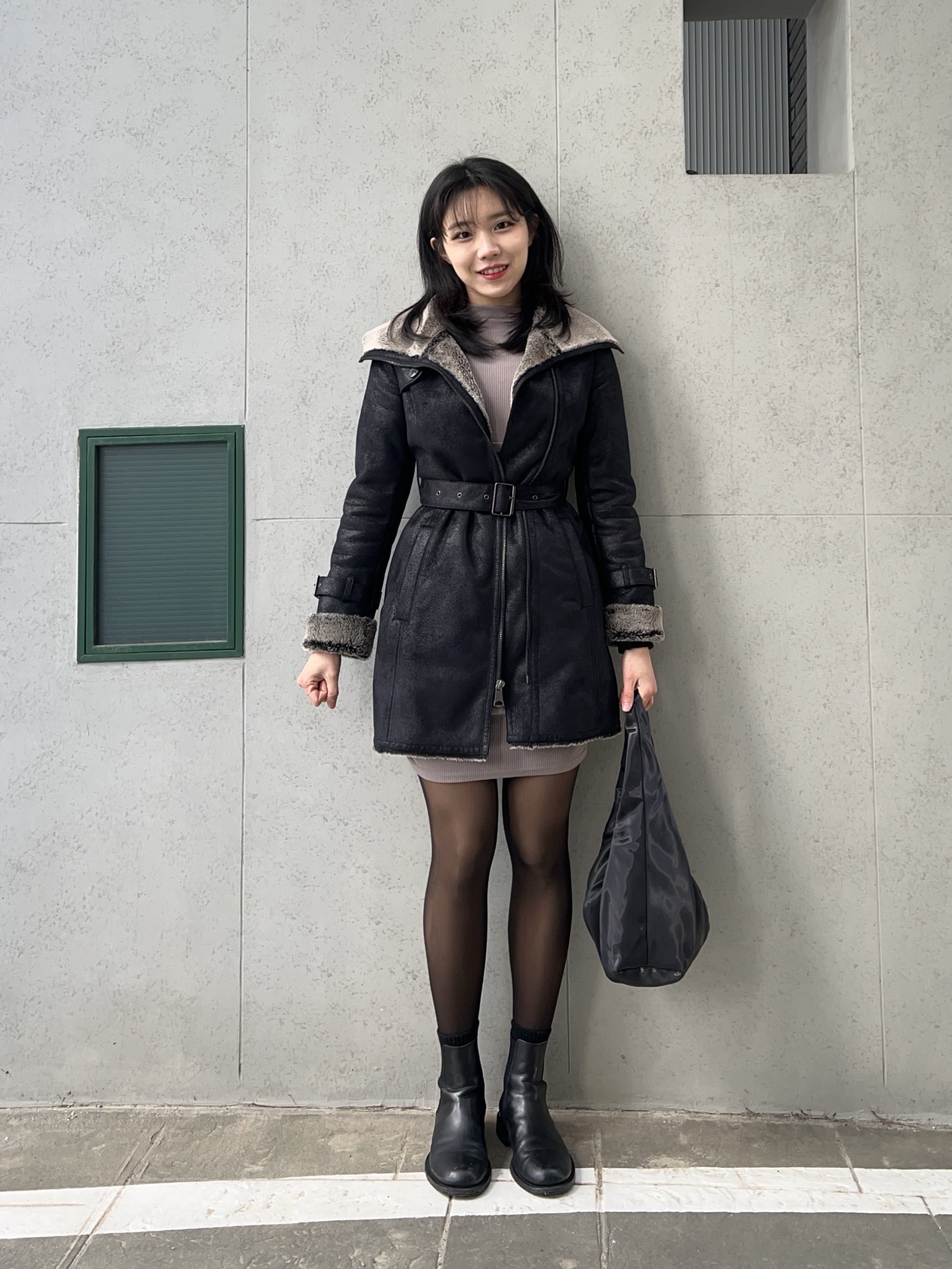 COS Mini High-Shine Shoulder Bag Navy 착용 스타일 - 2