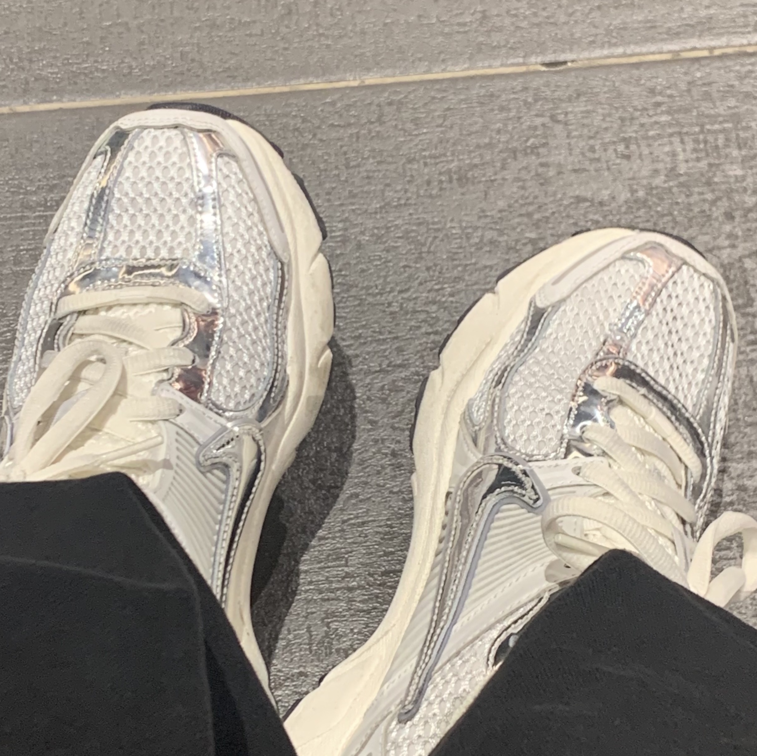 (W) Nike Zoom Vomero 5 Photon Dust and Metallic Silver 착용 스타일 - 2