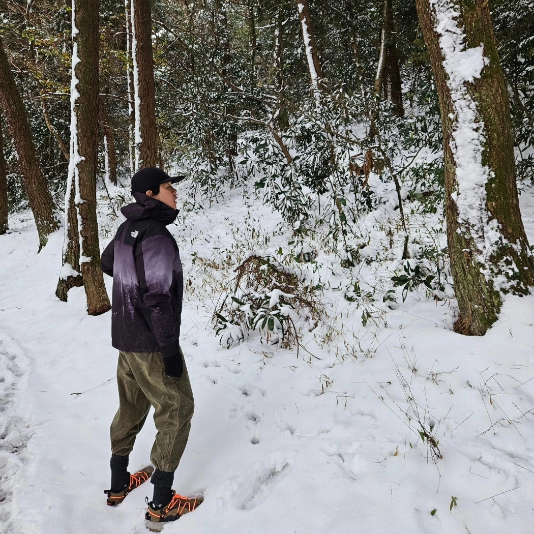 Nike ACG Mountain Fly Low Gore-Tex SE Hazel Rush, The North Face Eco Gore-Tex Mountain Vista Jacket Dark Gray 착용 스타일 - 3