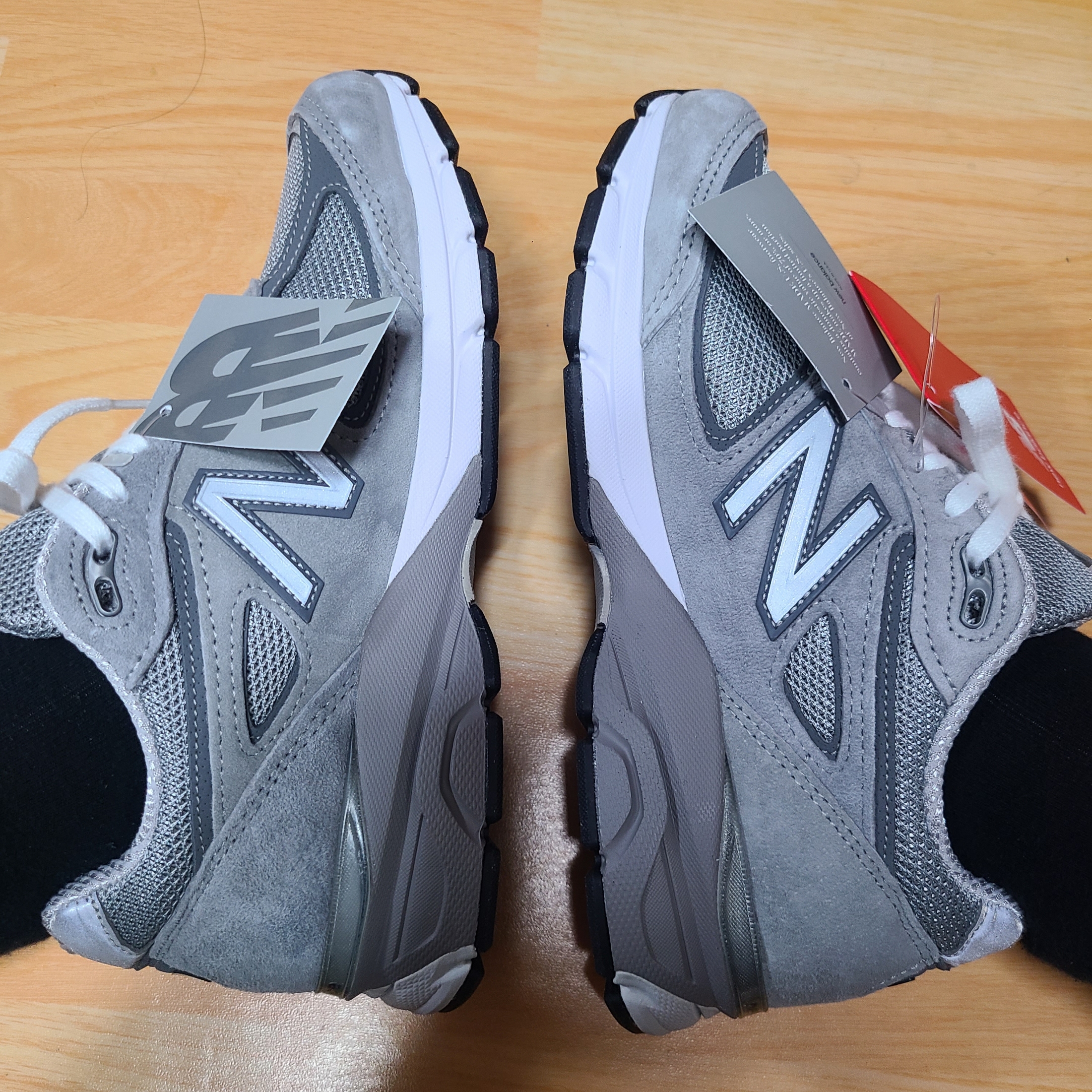 New Balance 990v4 Made in USA Grey Silver 착용 스타일 - 1