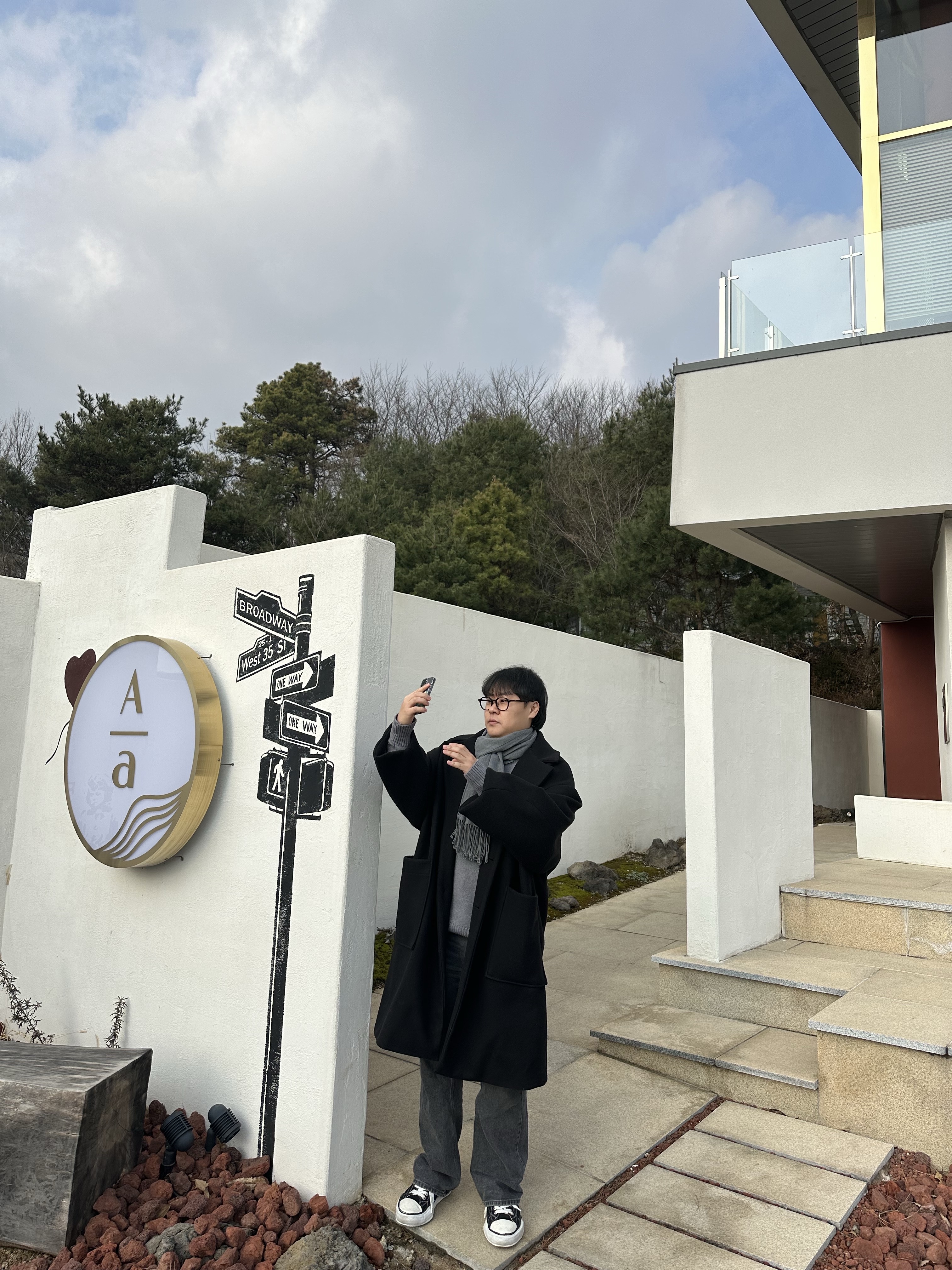 AMI de Coeur Oversize Intarsia Sweater Grey Black, Maison Mihara Yasuhiro Peterson OG Sole Canvas Low Sneakers Black 착용 스타일 - 3