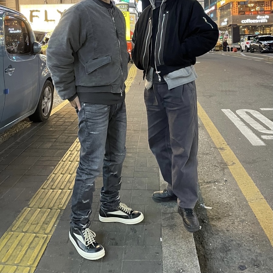 릭 오웬스 빈티지 스니커즈 블랙, 언더마이카 엑디시스 디스트로이드 왁스 코팅 진 위드 코닉 섹션 옵시디언 - 22FW 착용 스타일 - 2