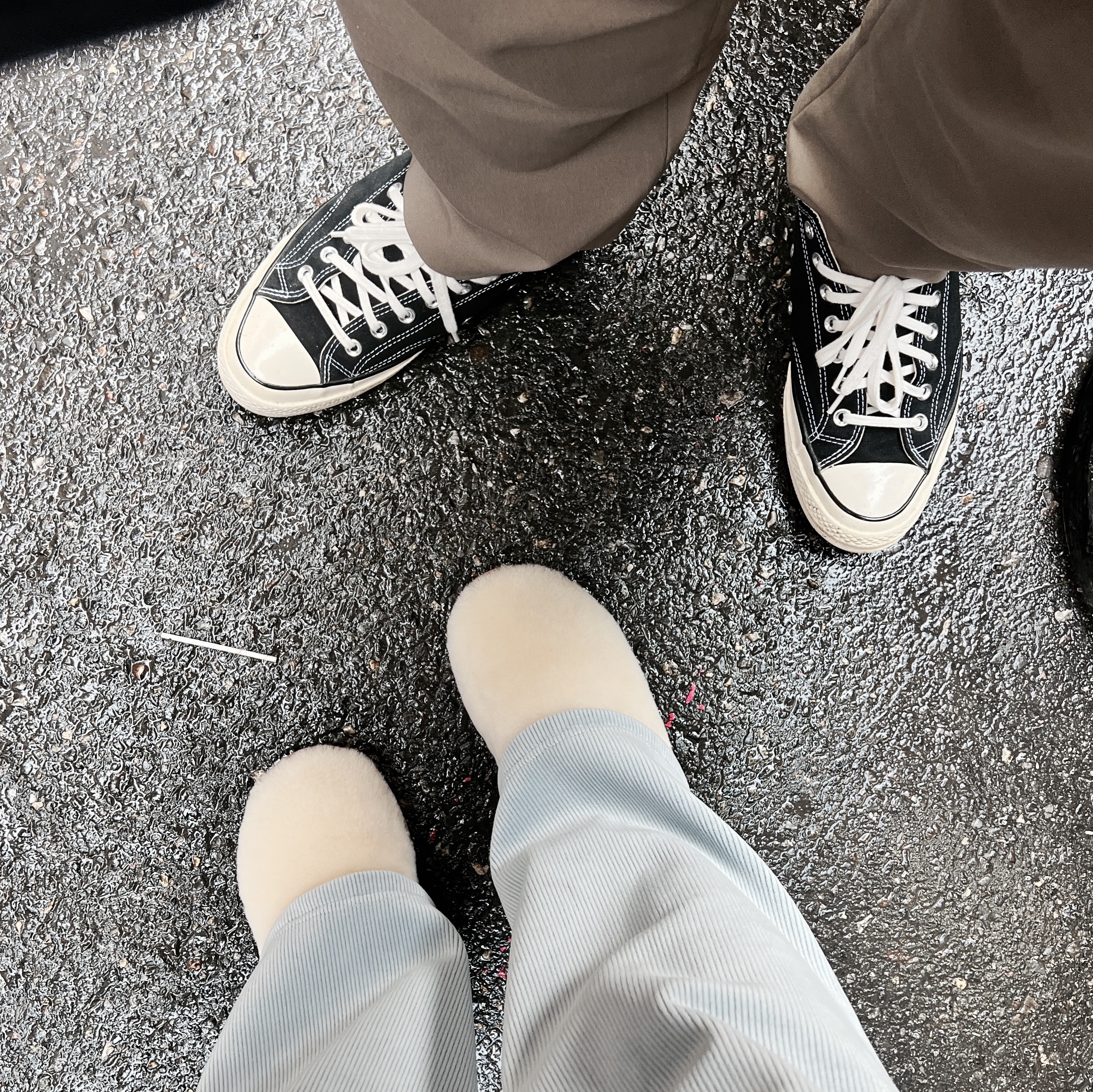 (Kids) UGG Fluff Yeah Clog Natural, Converse Chuck 70 Ox Black - Standard 착용 스타일